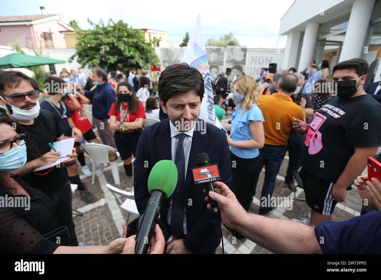 Il Ministro della Sanità Roberto speranza parla con i giornalisti al Premio Nazionale Don Diana, organizzato da Don Diana House, un anti-mafia Foto Stock