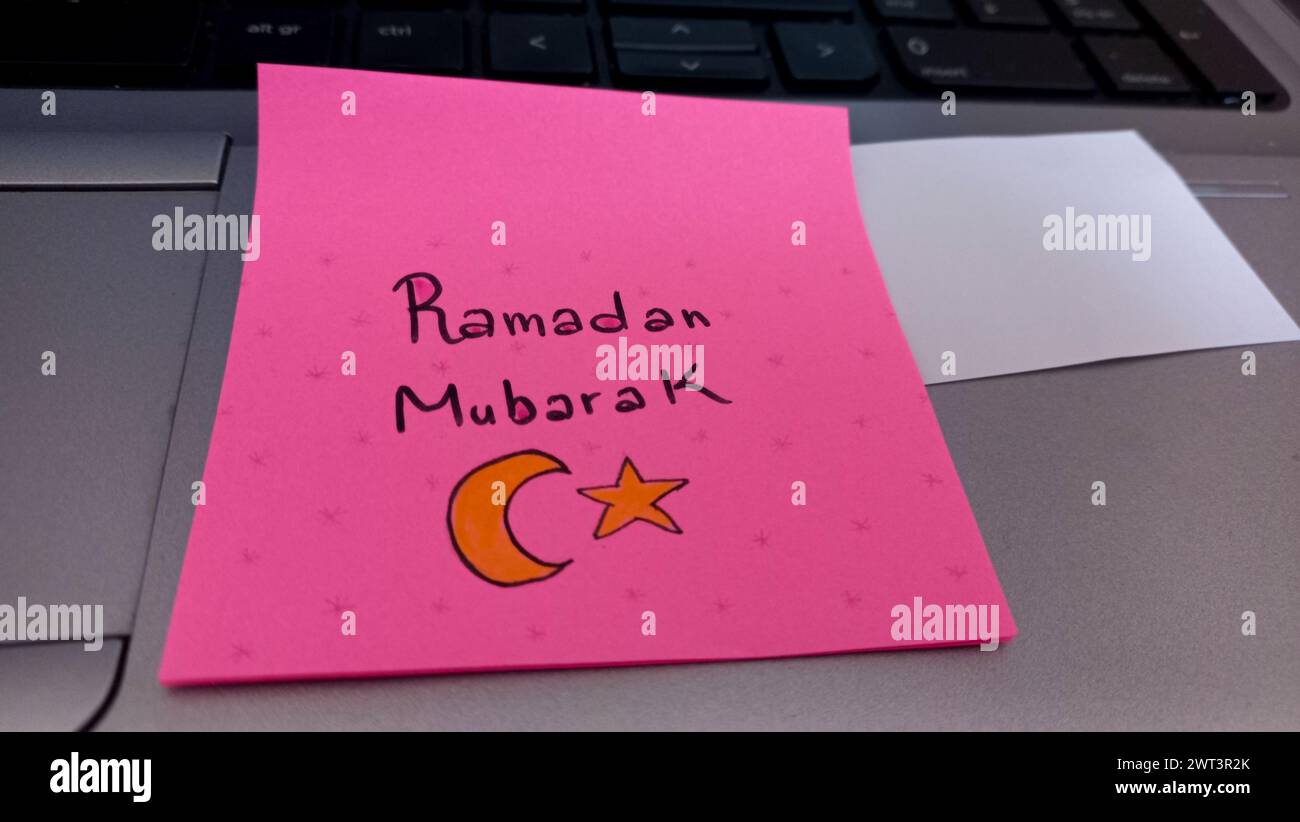 Nota adesiva Ramadan Mubarak sul laptop Foto Stock