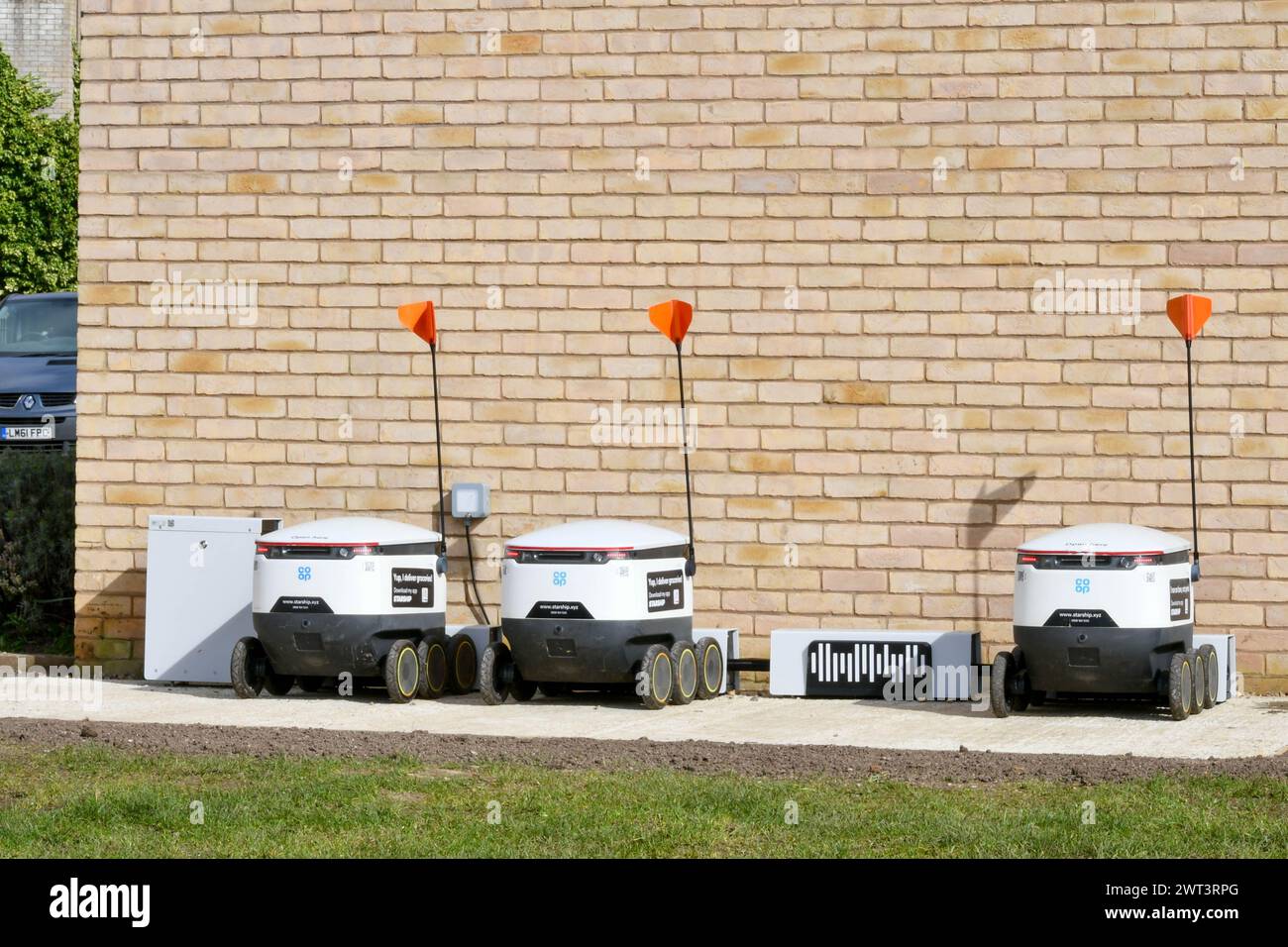 Robot di consegna al punto di ricarica Foto Stock