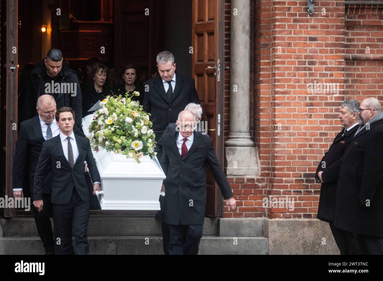 Funerale di Lise Noergaard dalla Chiesa di San Paolo a Copenaghen, sabato 14 gennaio 2023. La bara è portata nel focolare da per Sorensen, genero, Alexander Flindt Hjaelmho, pronipote, Hans-Jorgen Bogfeldt, amico, Johannes Riis, amico, Kaspar Flindt Myre, nipote, e l'amico Vincent Hendricks Copenhagen Sankt Pauls Kirke Danimarca Copyright: xKristianxTuxenxLadegaardxBergx IMG 2946 Foto Stock