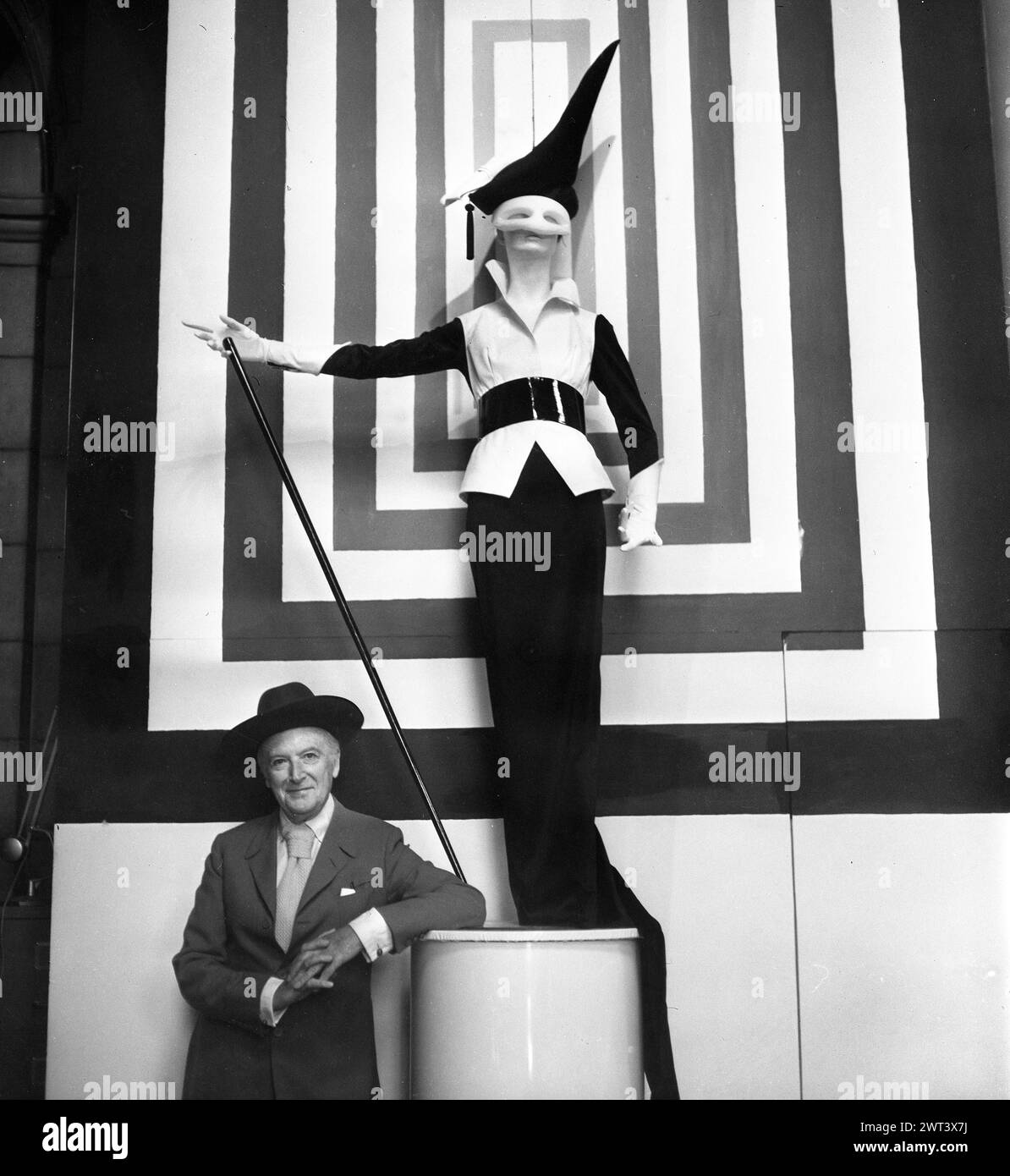 Sir Cecil Beaton con il costume che ha disegnato per Audrey Hepburn nel musical del 1964 My Fair Lady Foto Stock