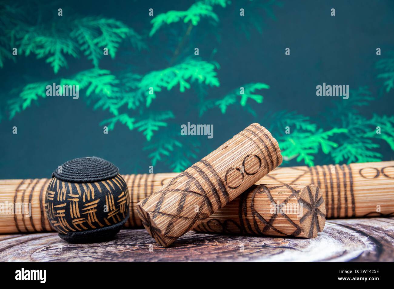 Gli idiofoni musicali tradizionali etnici e ritmici tribali realizzati in legno con alcuni grani o inviati all'interno, quando sono agitati, producono suoni ritmici Foto Stock
