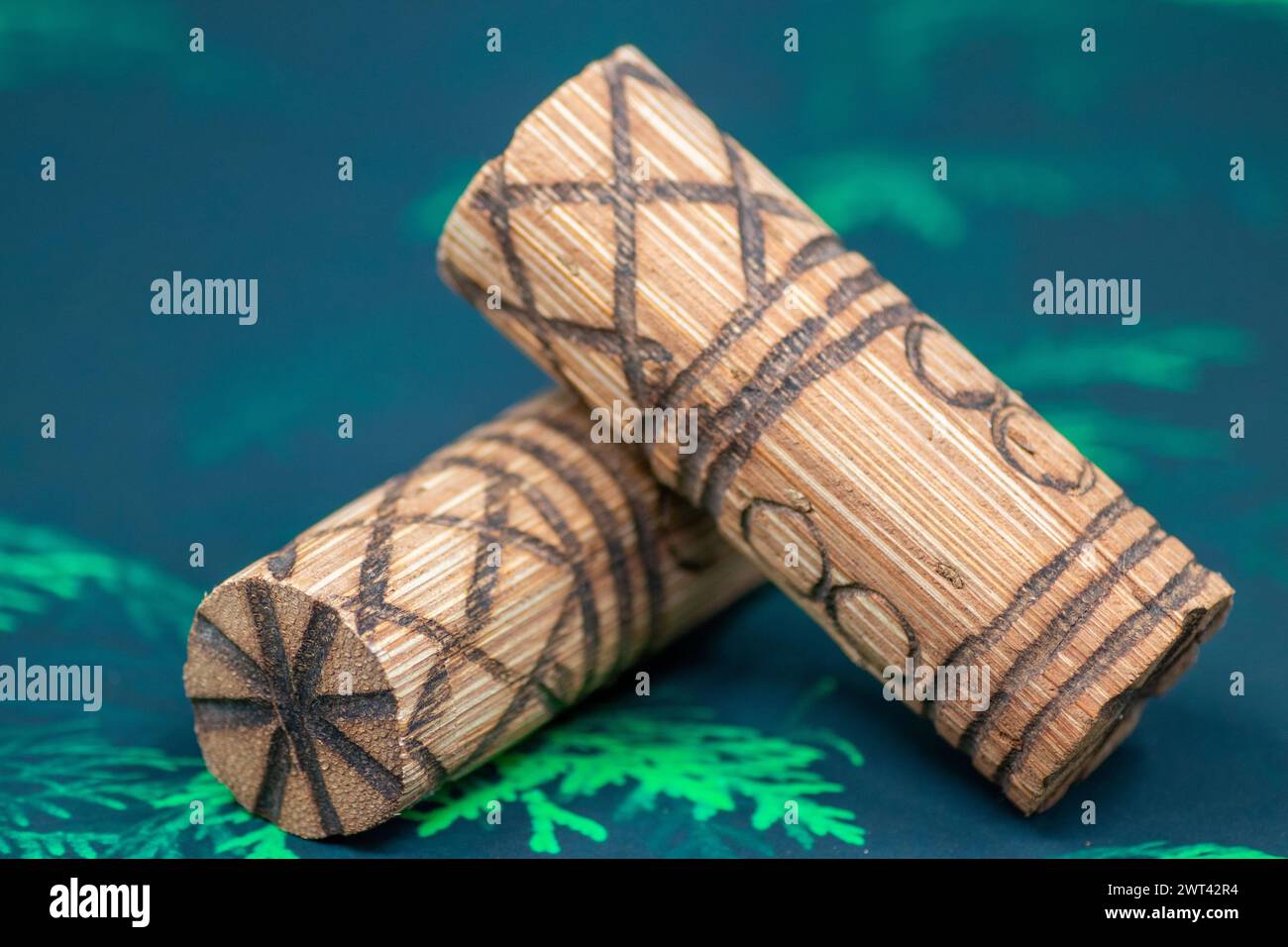 Gli idiofoni musicali tradizionali etnici e ritmici tribali realizzati in legno con alcuni grani o inviati all'interno, quando sono agitati, producono suoni ritmici Foto Stock