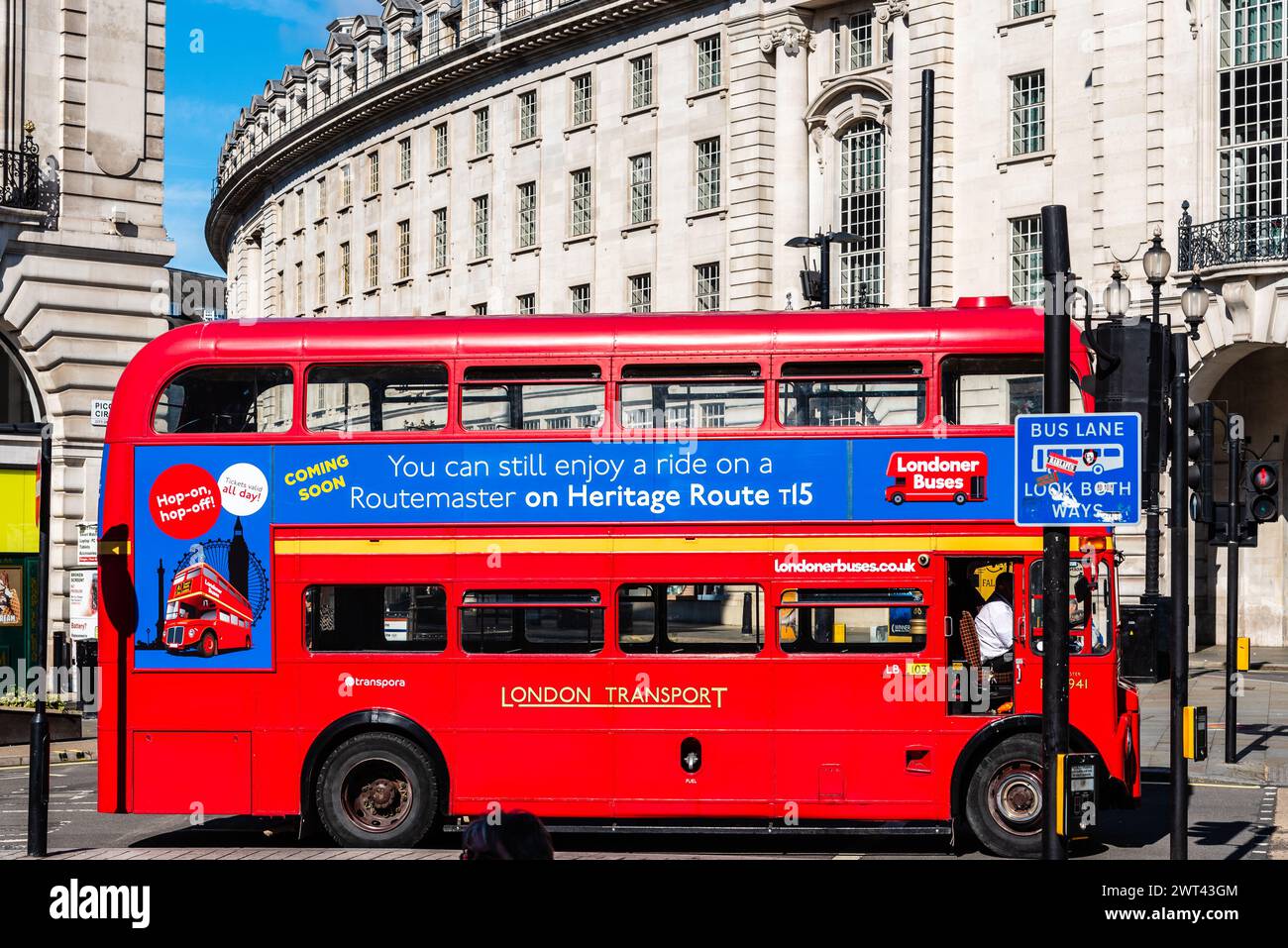 Londra, Regno Unito - 27 agosto 2023: Picadilly Circus al mattino presto durante l'estate. Vecchio autobus rosso Foto Stock