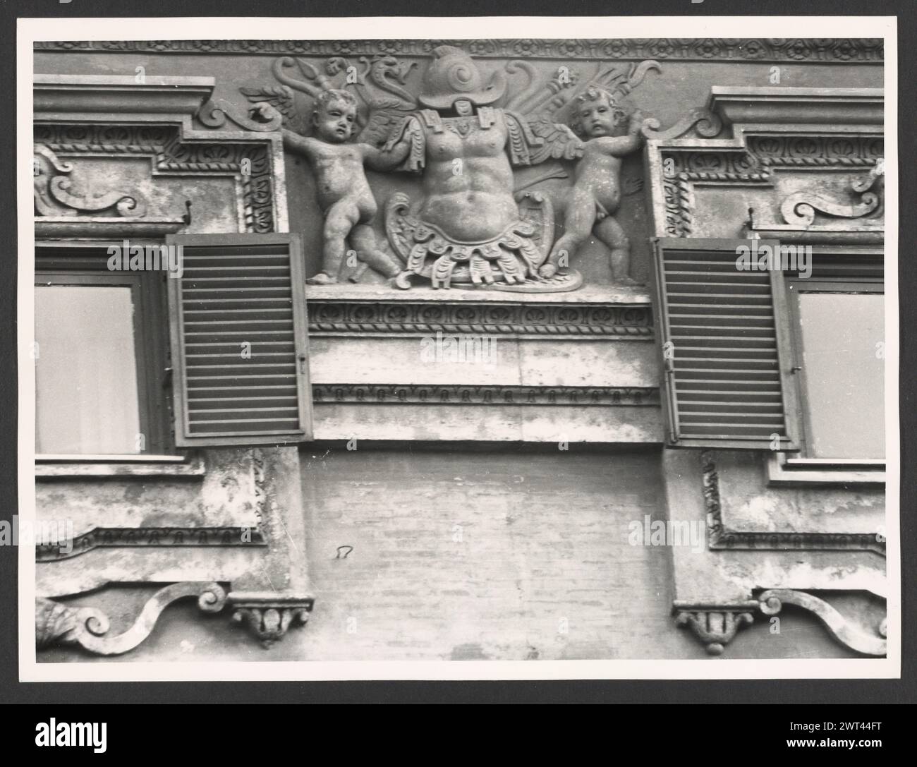 Lazio Roma Palazzo Madama. Hutzel, Max 1960-1990 Post-medievale: Architettura, scultura architettonica, rilievo scultoreo oggetto Note: Eretta nel XVI secolo dai Medici, intitolata a "Madame Margherita d'Austria", figlia di Carlo V e moglie di Alessandro de Medici, poi Ottavio Farnese. Abitato dai cardinali Leone X e Clemente VII e Caterina de Medici; dal 1871 è sede del Senato. Costruito nel 1649. Il fotografo e studioso tedesco Max Hutzel (1911-1988) fotografò in Italia dai primi anni '1960 fino alla sua morte. Il risultato di questo progetto, citato da Hutze Foto Stock