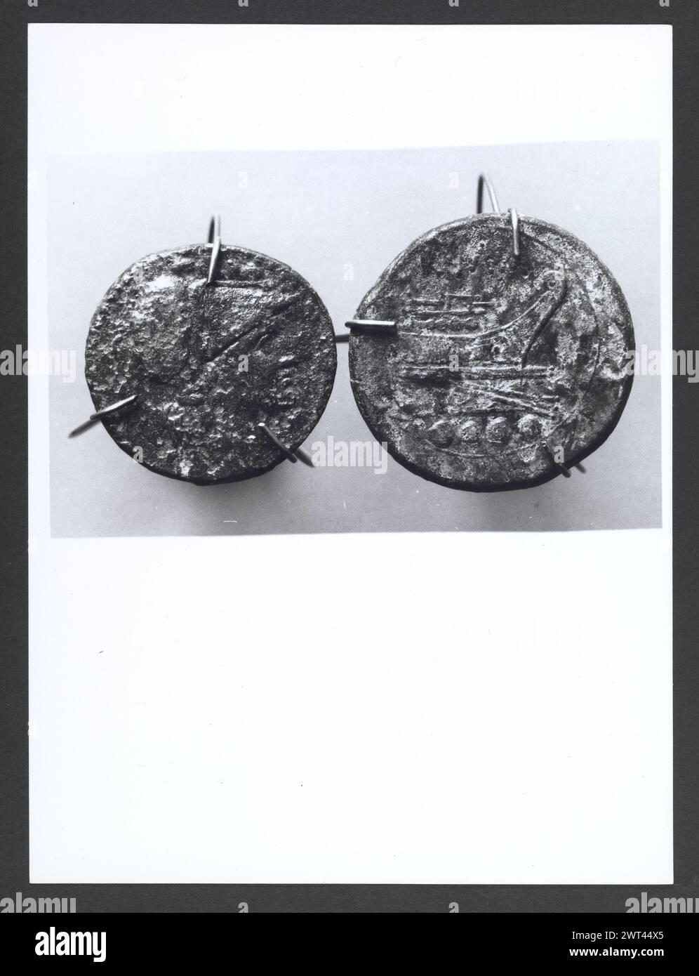 Abruzzo Chieti Chieti Museo Nazionale di Antichita05. Hutzel, Max 1960-1990 Vista esterna di parte dell'ex Villa Frigeri, che insieme ad un vicino palazzo, ospita il Museo Nazionale di Antichita. Viste anche dei giardini, della fontana (XVII secolo) e degli interni restaurati. Il cosiddetto "Guerriero di Capestrano" (V secolo a.C.) si trova nella collezione di antichità sotto uomini, giovani, Guerrieri--pietra--Etruschi, Italiani. Le vedute di Hutzel includono statue, monumenti funerari, busti ritratti e mosaici, molti dei quali sono stati scavati da Alba Fucens. Hutzel ha prestato particolare attenzione Foto Stock