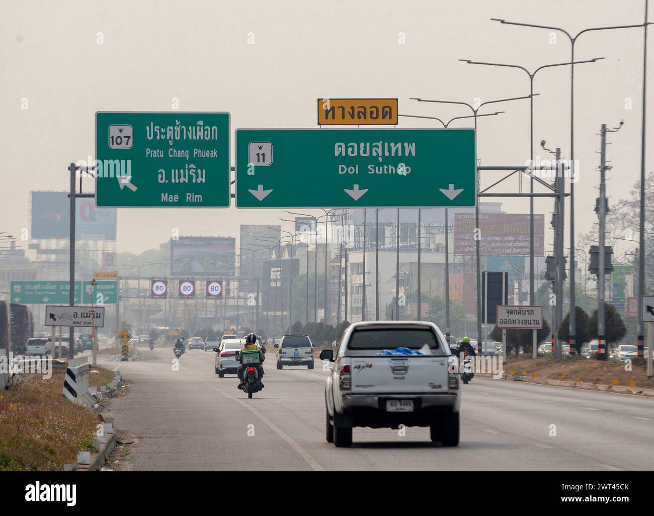 Vista della fitta coperta di smog sulla strada di Chiang mai in mezzo allo smog proveniente da forti concentrazioni di particelle fini PM2,5, a Chiang mai. L'inquinamento atmosferico causato dagli incendi sta contribuendo alla qualità dell'aria altamente pericolosa nella città di Chiang mai, aumentando a livelli di salute dannosi con la quantità misurata di polvere PM2,5 rendendo la città turistica la città più inquinata del mondo il 15 marzo 2024. Foto Stock