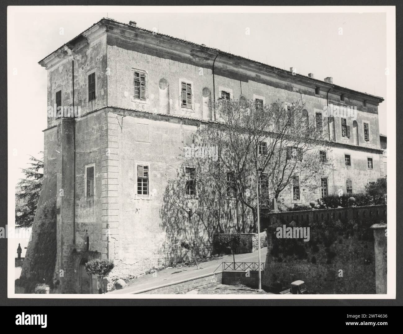 Lazio Viterbo San Martino al Cimino vedute generali. Hutzel, max 1960-1990 viste del portale della città (progettato da Borromini), fontane, case a file e Palazzo Pamphili. Note generali: Queste vedute estratte dalla sequenza di S. Martino. Il fotografo e studioso tedesco Max Hutzel (1911-1988) fotografò in Italia dai primi anni '1960 fino alla sua morte. Il risultato di questo progetto, citato da Hutzel come foto Arte minore, è un'accurata documentazione dello sviluppo storico dell'arte in Italia fino al XVIII secolo, che comprende oggetti degli Etruschi e dei Romani, oltre che dell'altomedievale e romanico, Foto Stock