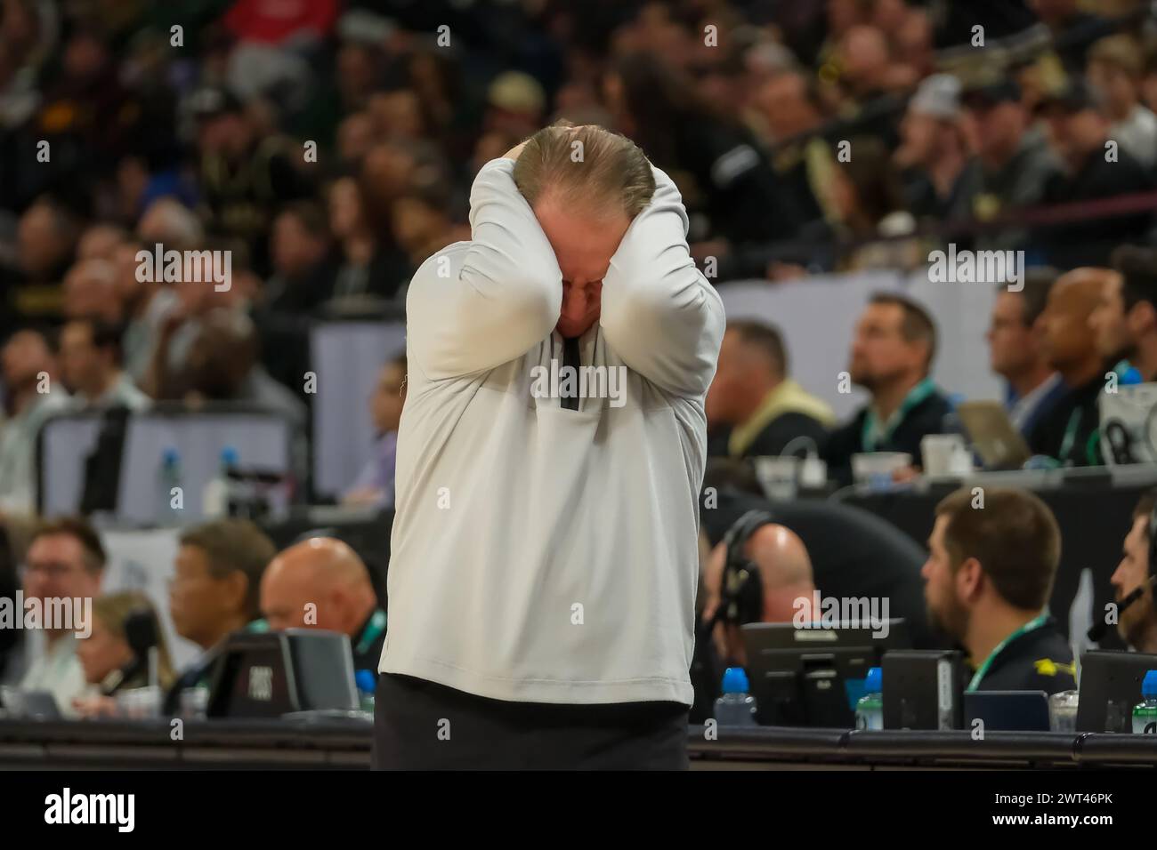 Minneapolis, Minnesota, Stati Uniti. 15 marzo 2024. Il capo-allenatore dei Michigan State Spartans TOM IZZO reagisce durante una partita tra Purdue e Michigan State durante il Torneo di pallacanestro maschile TIAA Big10 2024 al Target Center di Minneapolis il 15 marzo 2024. Purdue ha vinto 67-62. (Immagine di credito: © Steven Garcia/ZUMA Press Wire) SOLO PER USO EDITORIALE! Non per USO commerciale! Foto Stock