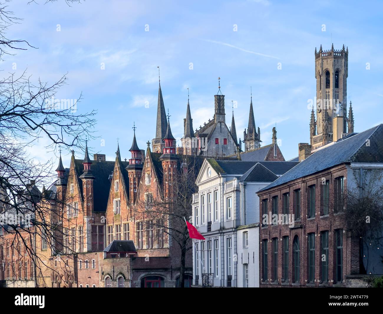 Splendido canale e case tradizionali nella città vecchia di Bruges, Bruges, Belgio. Foto di alta qualità Foto Stock