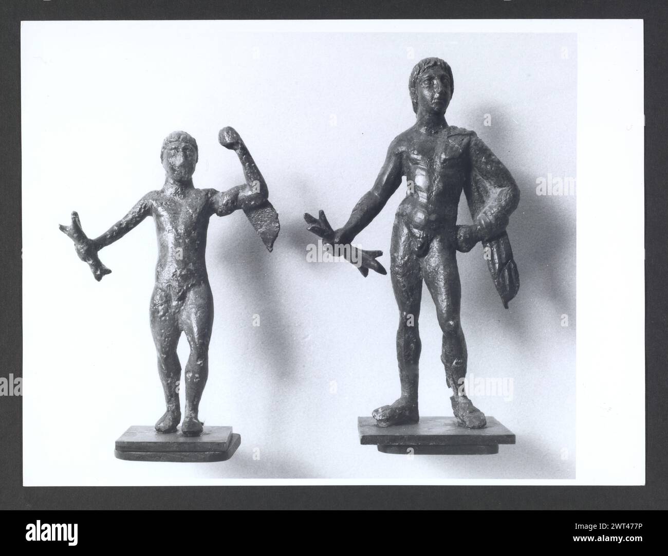 Abruzzo Chieti Chieti Museo Nazionale di Antichita16. Hutzel, Max 1960-1990 Vista esterna di parte dell'ex Villa Frigeri, che insieme ad un vicino palazzo, ospita il Museo Nazionale di Antichita. Viste anche dei giardini, della fontana (XVII secolo) e degli interni restaurati. Il cosiddetto "Guerriero di Capestrano" (V secolo a.C.) si trova nella collezione di antichità sotto uomini, giovani, Guerrieri--pietra--Etruschi, Italiani. Le vedute di Hutzel includono statue, monumenti funerari, busti ritratti e mosaici, molti dei quali sono stati scavati da Alba Fucens. Hutzel ha prestato particolare attenzione Foto Stock