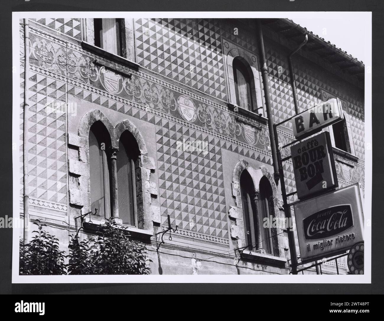 Lazio Latina Priverno Piazza Vittorio Emanuele II Hutzel, Max 1960-1990 Post-medievale: Scultura (XVI secolo) località specifica: Fontana dei delfini fotografo e studioso tedesco Max Hutzel (1911-1988) fotografato in Italia dai primi anni '1960 fino alla sua morte. Il risultato di questo progetto, citato da Hutzel come foto Arte minore, è un'accurata documentazione dello sviluppo storico dell'arte in Italia fino al XVIII secolo, che comprende oggetti degli Etruschi e dei Romani, nonché monumenti altomedievali, romanici, gotici, rinascimentali e barocchi. Le immagini sono organizzate per area geografica Foto Stock