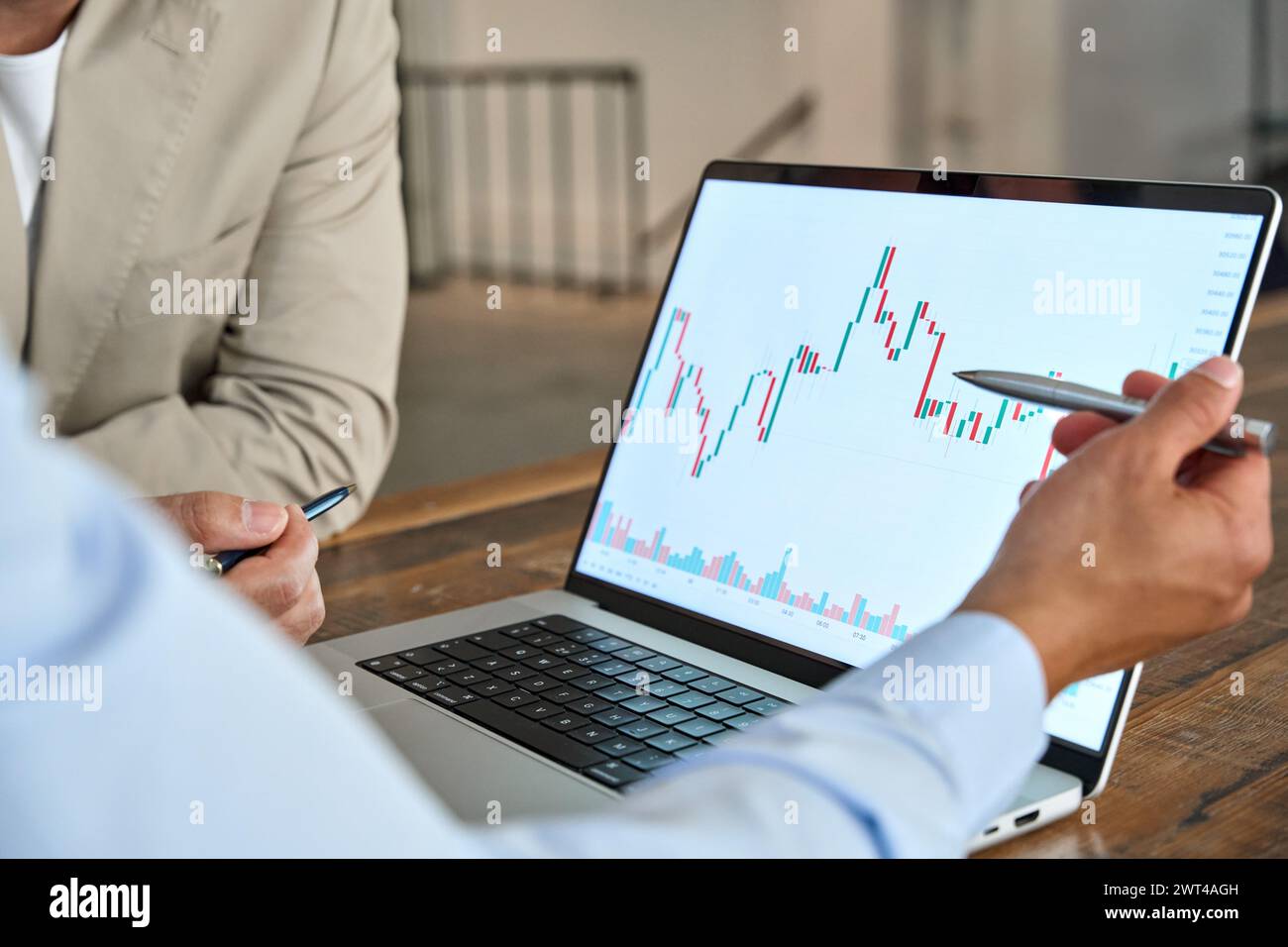 Investitore finanziario che spiega i dati del mercato azionario Invest che puntano su laptop. Foto Stock