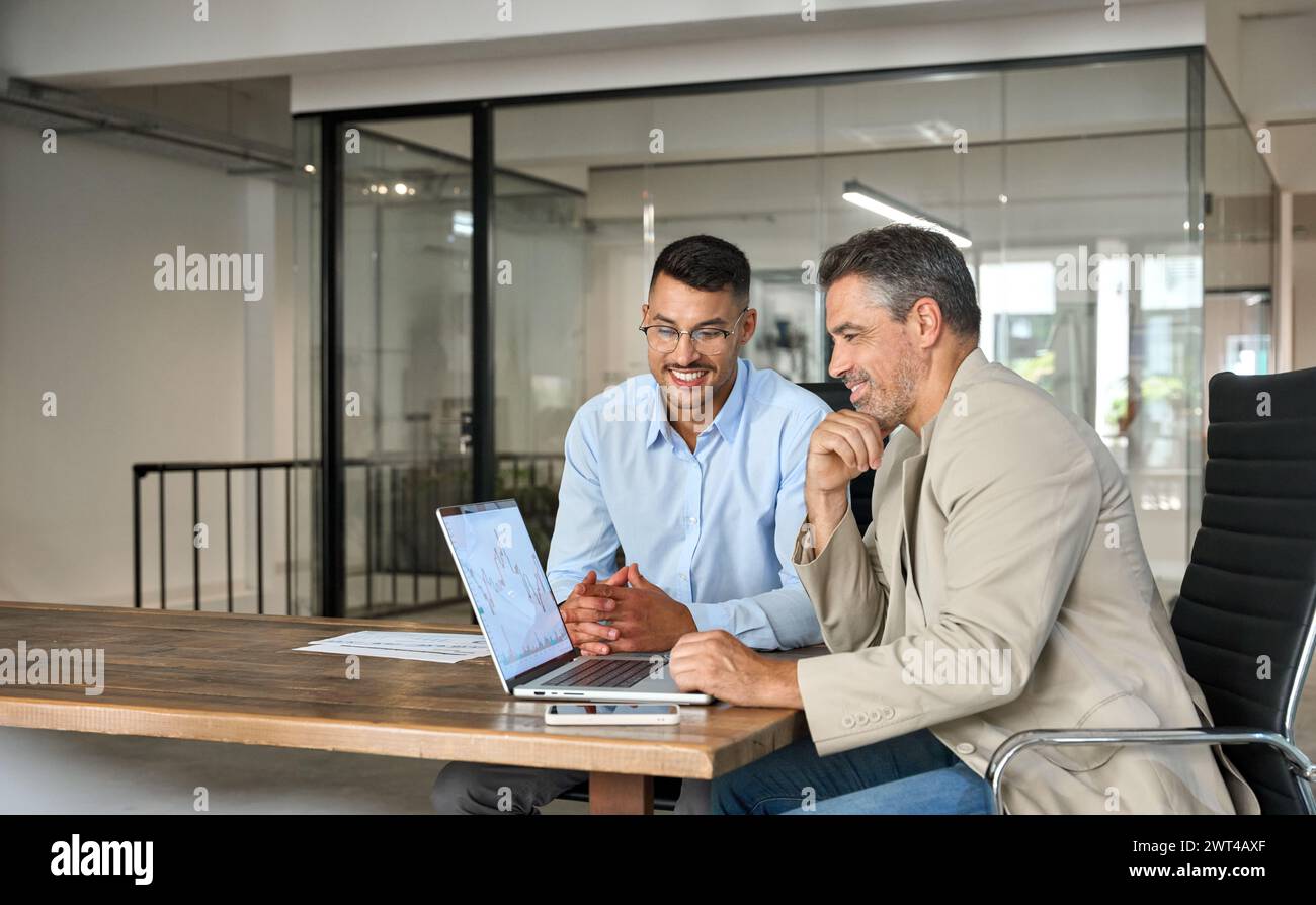 Operatori del mercato azionario investitori che si occupano di analisi dei grafici finanziari. Foto Stock