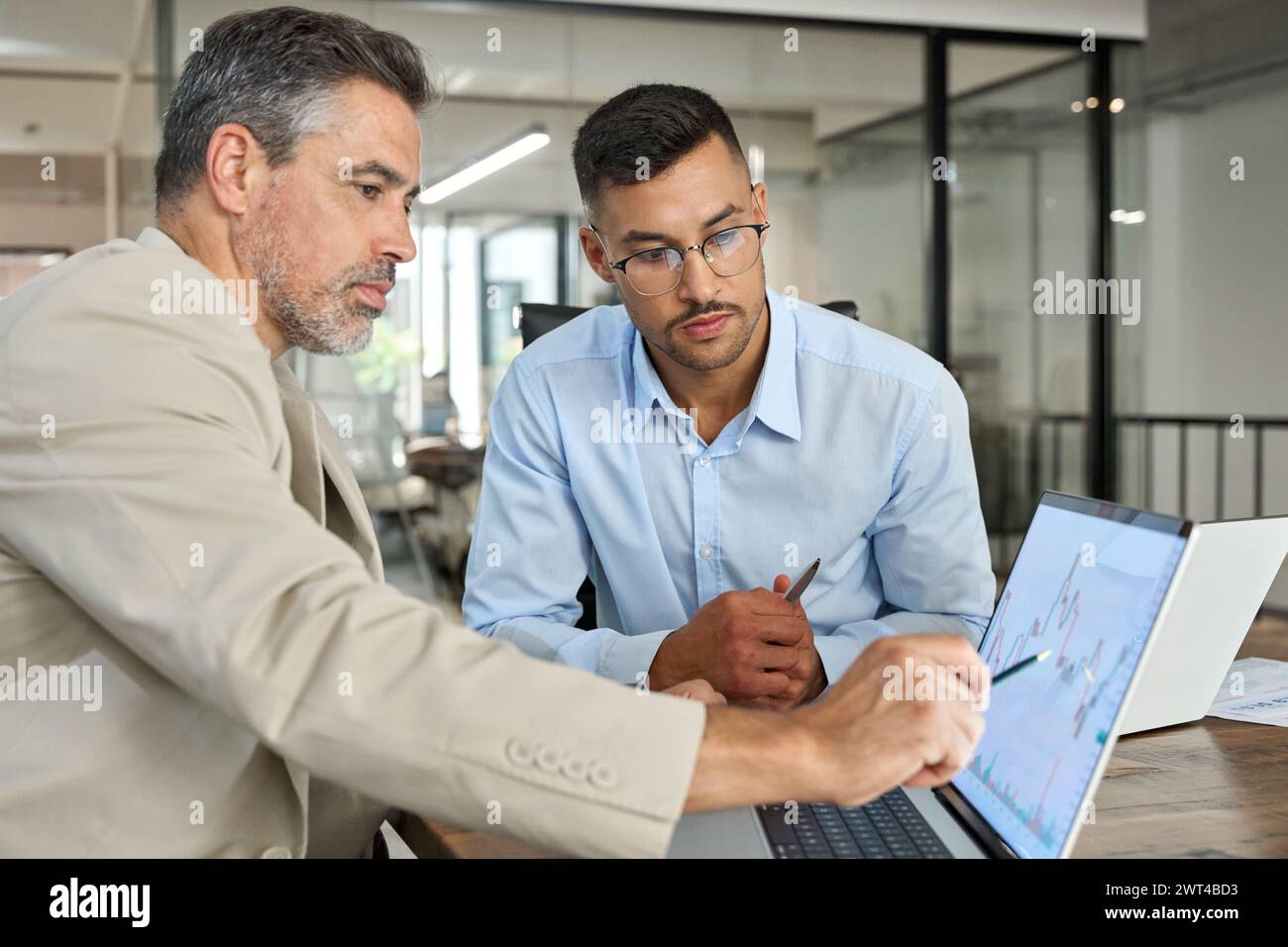 Due imprenditori impegnati investitori che eseguono analisi dei dati di mercato del trading finanziario. Foto Stock