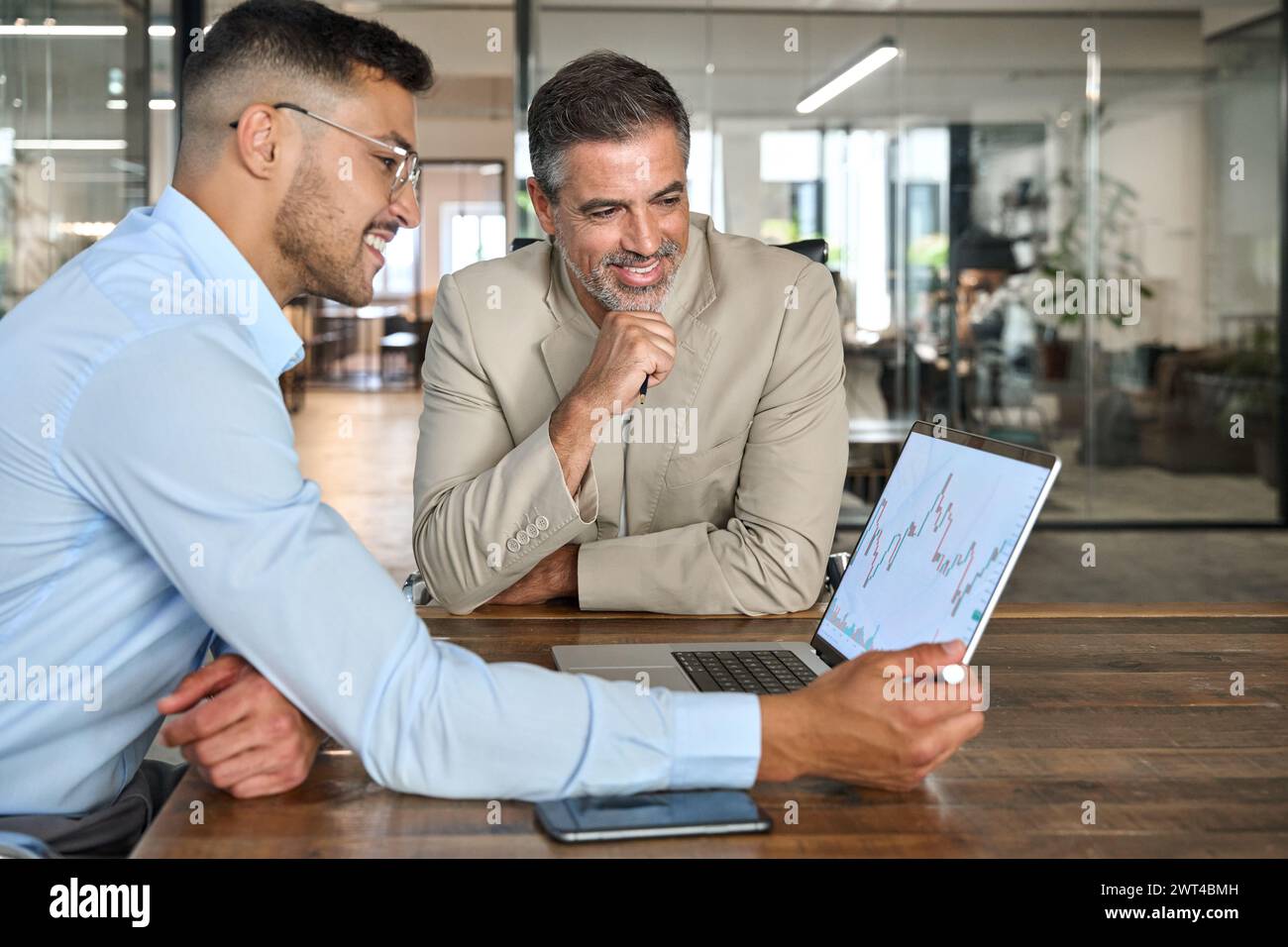 Consulente finanziario che consulta un investitore che spiega il mercato azionario delle negoziazioni finanziarie. Foto Stock