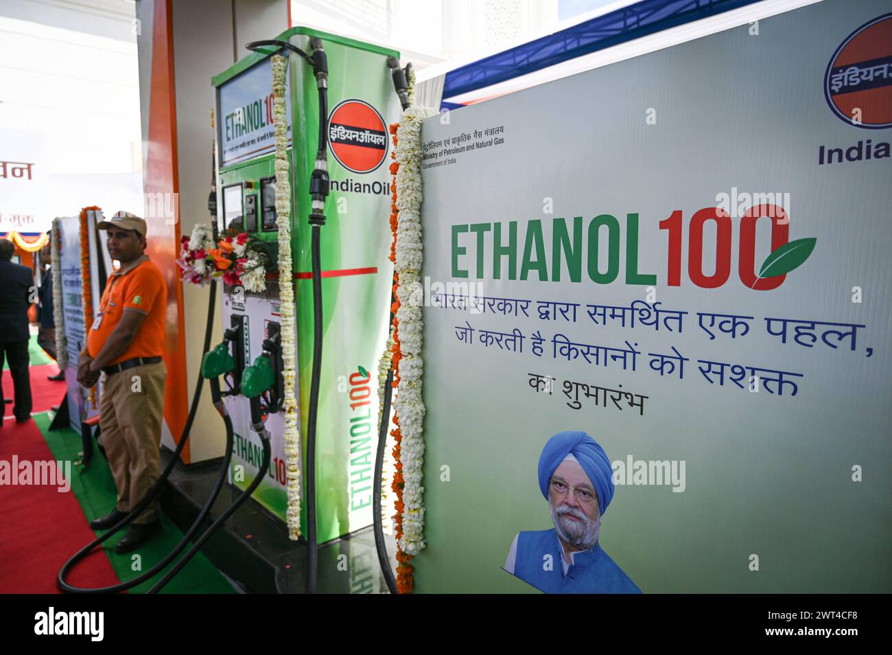 NUOVA DELHI, INDIA - 15 MARZO: Benzina con miscela di etanolo disponibile su una pompa di benzina dopo il lancio di "etanolo 100" presso la stazione di servizio di Irwin Road di Indian Oil il 15 marzo 2024 a nuova Delhi, India. Secondo una dichiarazione ufficiale, L'ETANOLO 100 rappresenta un'alternativa più pulita e più ecologica alla benzina, con minori emissioni di gas a effetto serra e inquinanti, contribuendo in tal modo a combattere i cambiamenti climatici e a migliorare la qualità dell'aria nelle nostre comunità. Con il suo elevato numero di ottano, generalmente compreso tra 100 e 105, L'ETANOLO 100 si rivela ideale per i motori ad alte prestazioni, garantendo una maggiore efficienza e potenza Foto Stock