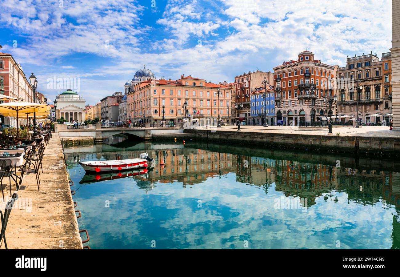 Luoghi di interesse e bellissime città del nord Italia - elegante città di Trieste con affascinanti strade e canali Foto Stock