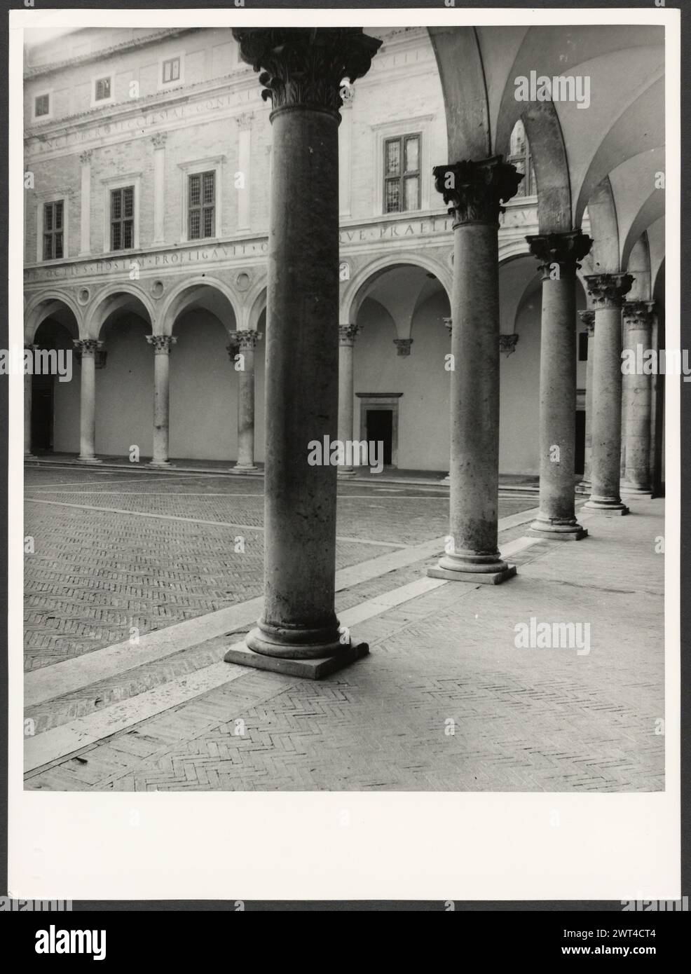 Marce Urbino Palazzo Ducale, Galleria Nazionale delle Marche. Hutzel, Max 1960-1990 Post-medievale: Primo piano: Politici, trittici, crocifissi, quadri, sculture, affreschi oggi ospitati nel Museo; decorazione in stucco in cappelle private Note sull'oggetto: vedi anche urbano, Museo Albani. Con entrambi i siti i neghi arrivarono separatamente dalle stampe, ma tutti i neghi furono etichettati come Urbino, Palazzo Ducale, rendendo difficile abbinare alcuni negativi alle loro stampe. Il fotografo e studioso tedesco Max Hutzel (1911-1988) fotografò in Italia dai primi anni '1960 fino alla sua morte. Il risultato di t Foto Stock