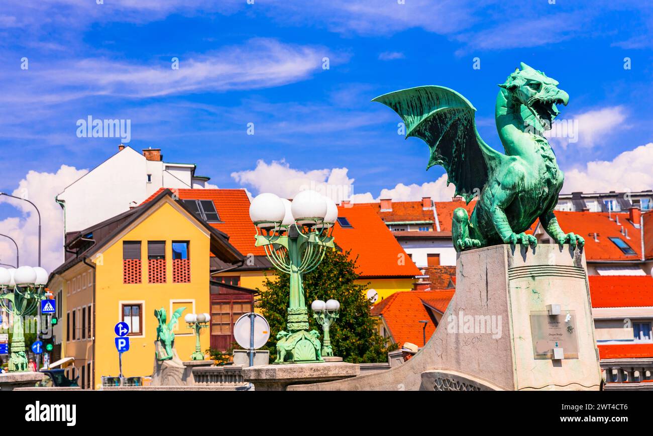 Viaggia e ammira i monumenti della Slovenia: La bellissima Lubiana con il famoso ponte del Drago e le case colorate Foto Stock