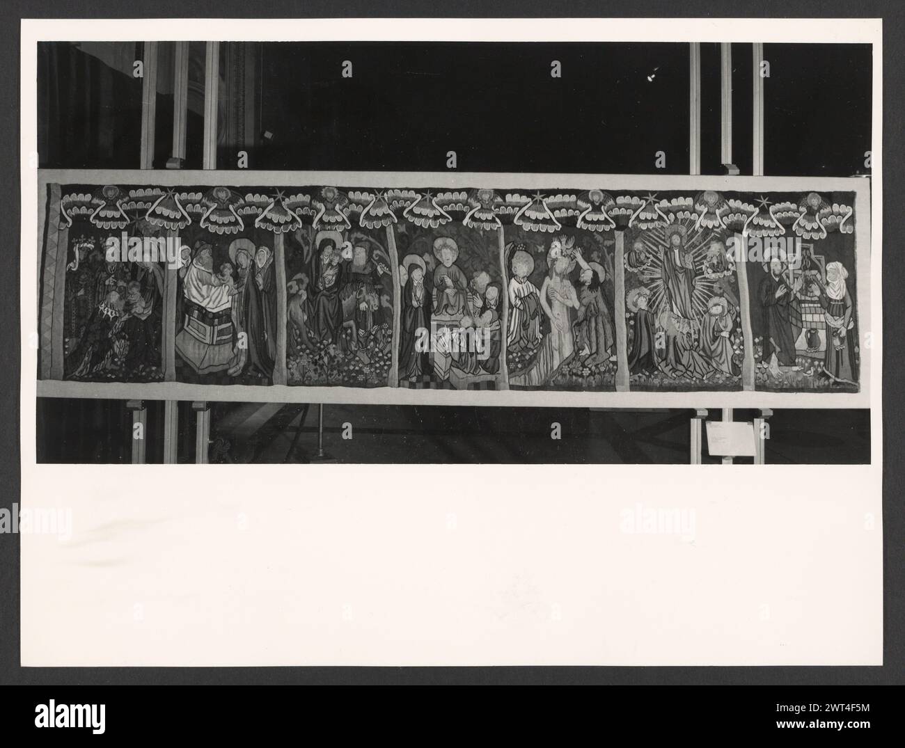 Lazio Roma Roma Palazzo Venezia, Museo6. Hutzel, Max 1960-1990 Post-medievale: Collezione di arazzi nella "sala Regia" Note: Occupare le stanze dell'appartamento Balbo, dove Paolo II visse e riunì le sue collezioni. Arazzi tedeschi e francesi del XVI secolo, tutti prodotti a Bruxelles, e cinque arazzi italiani da Riviera su disegni di cartoni animati di Giov. Franco Romanelli nel 1637-42. Il fotografo e studioso tedesco Max Hutzel (1911-1988) fotografò in Italia dai primi anni '1960 fino alla sua morte. Il risultato di questo progetto, citato da Hutzel come foto Arte mi Foto Stock