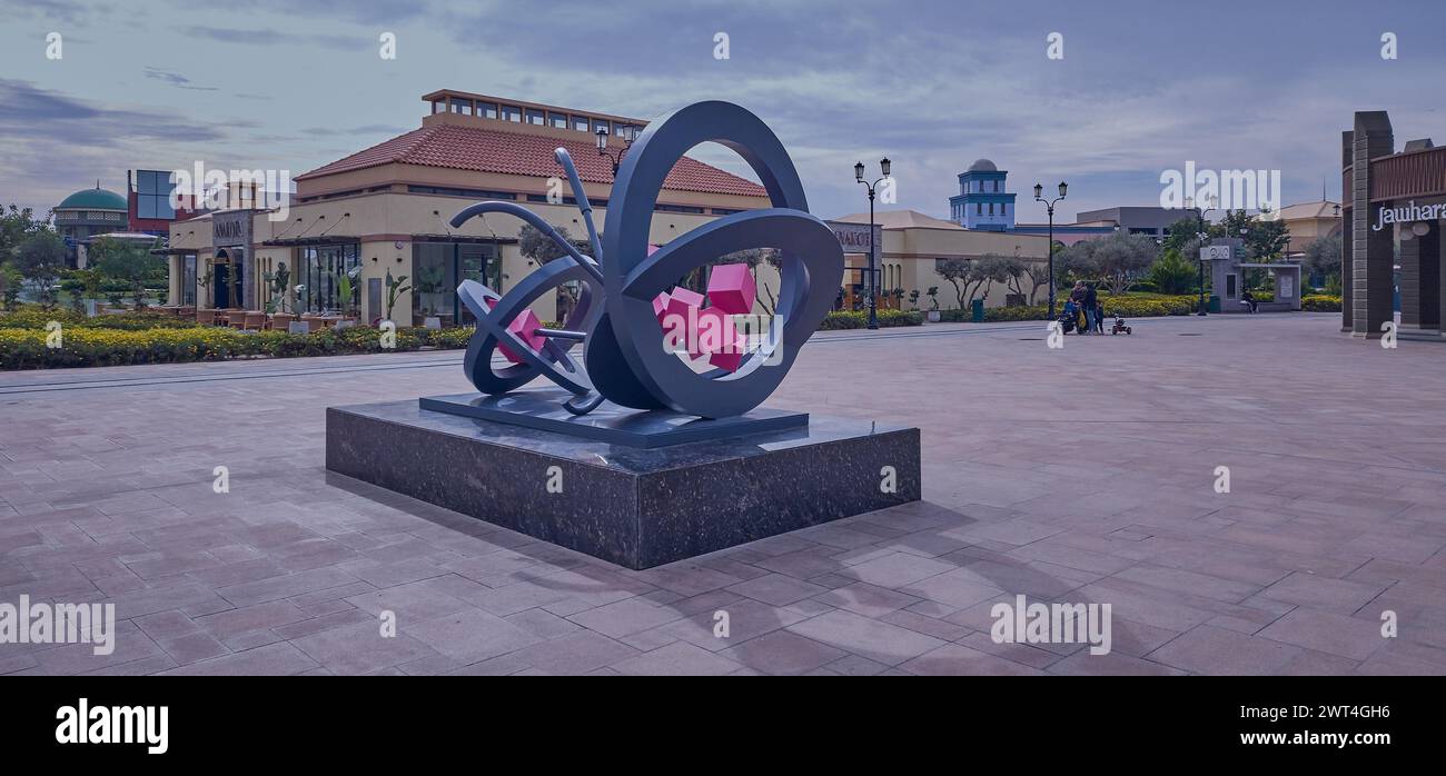 Centro commerciale all'aperto Madinaty nel nuovo Cairo, uno dei più grandi centri commerciali all'aperto dell'Egitto e del MENA. Offre shopping, intrattenimento e ristoranti Foto Stock