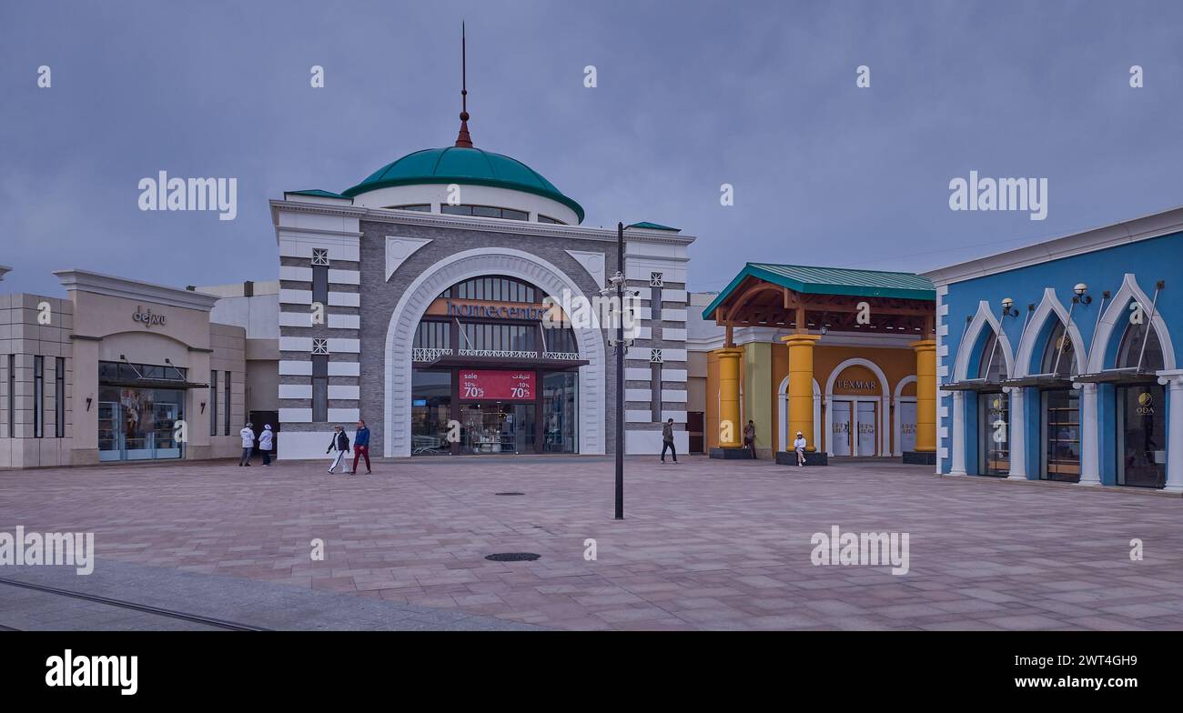 Centro commerciale all'aperto Madinaty nel nuovo Cairo, uno dei più grandi centri commerciali all'aperto dell'Egitto e del MENA. Offre shopping, intrattenimento e ristoranti Foto Stock