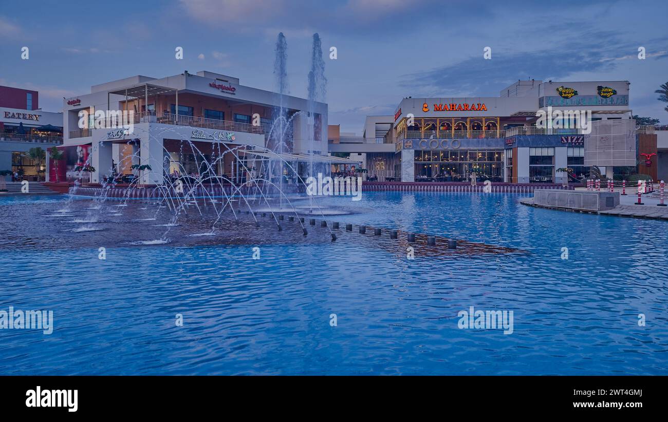 Il Cairo Festival City Mall food Court nel nuovo Cairo, con luce naturale, vista esterna dell'Egitto che mostra fontane, ristoranti, caffetterie, persone e nuvole nel cielo Foto Stock