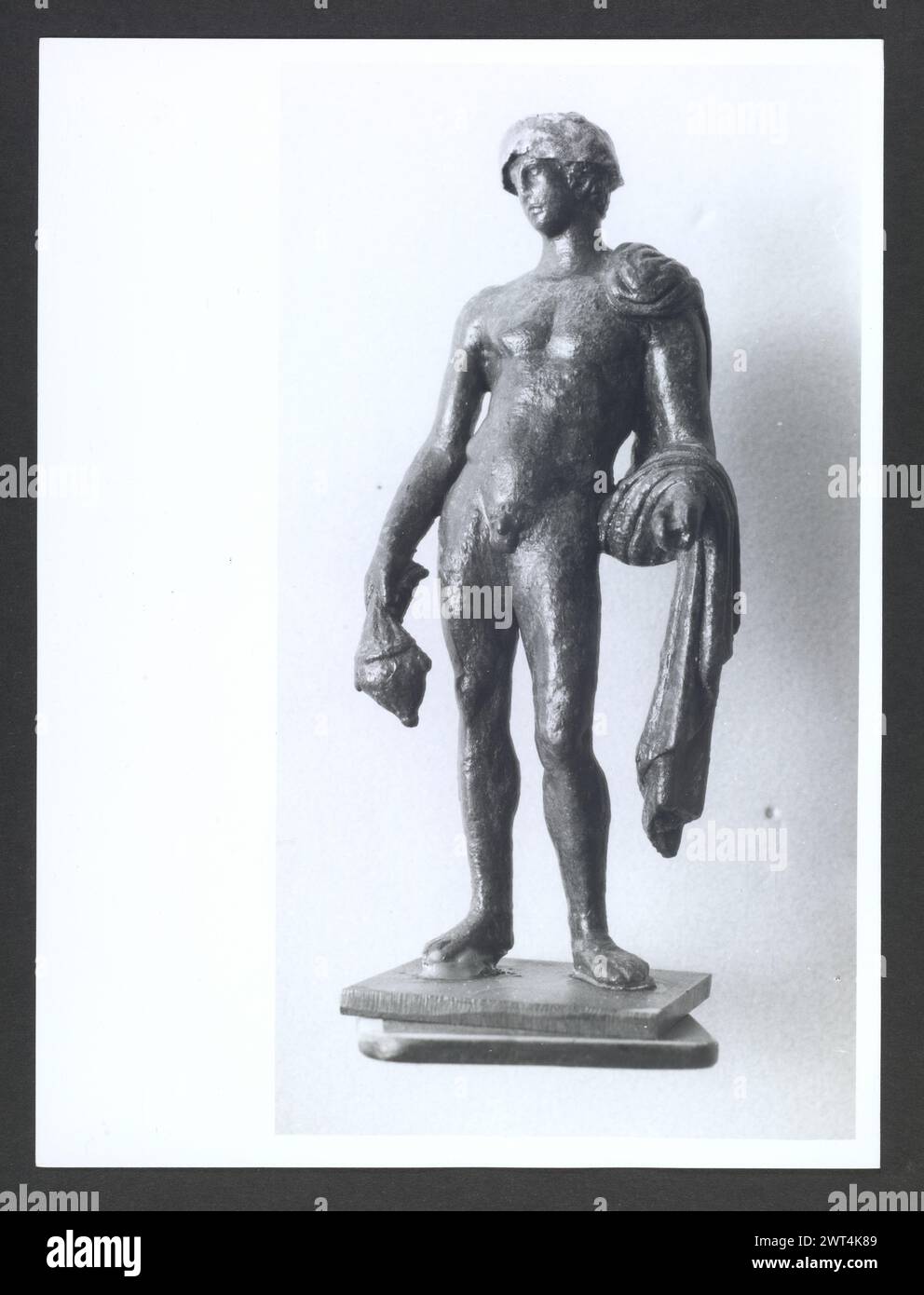 Abruzzo Chieti Chieti Museo Nazionale di Antichita34. Hutzel, Max 1960-1990 Vista esterna di parte dell'ex Villa Frigeri, che insieme ad un vicino palazzo, ospita il Museo Nazionale di Antichita. Viste anche dei giardini, della fontana (XVII secolo) e degli interni restaurati. Il cosiddetto "Guerriero di Capestrano" (V secolo a.C.) si trova nella collezione di antichità sotto uomini, giovani, Guerrieri--pietra--Etruschi, Italiani. Le vedute di Hutzel includono statue, monumenti funerari, busti ritratti e mosaici, molti dei quali sono stati scavati da Alba Fucens. Hutzel ha prestato particolare attenzione Foto Stock