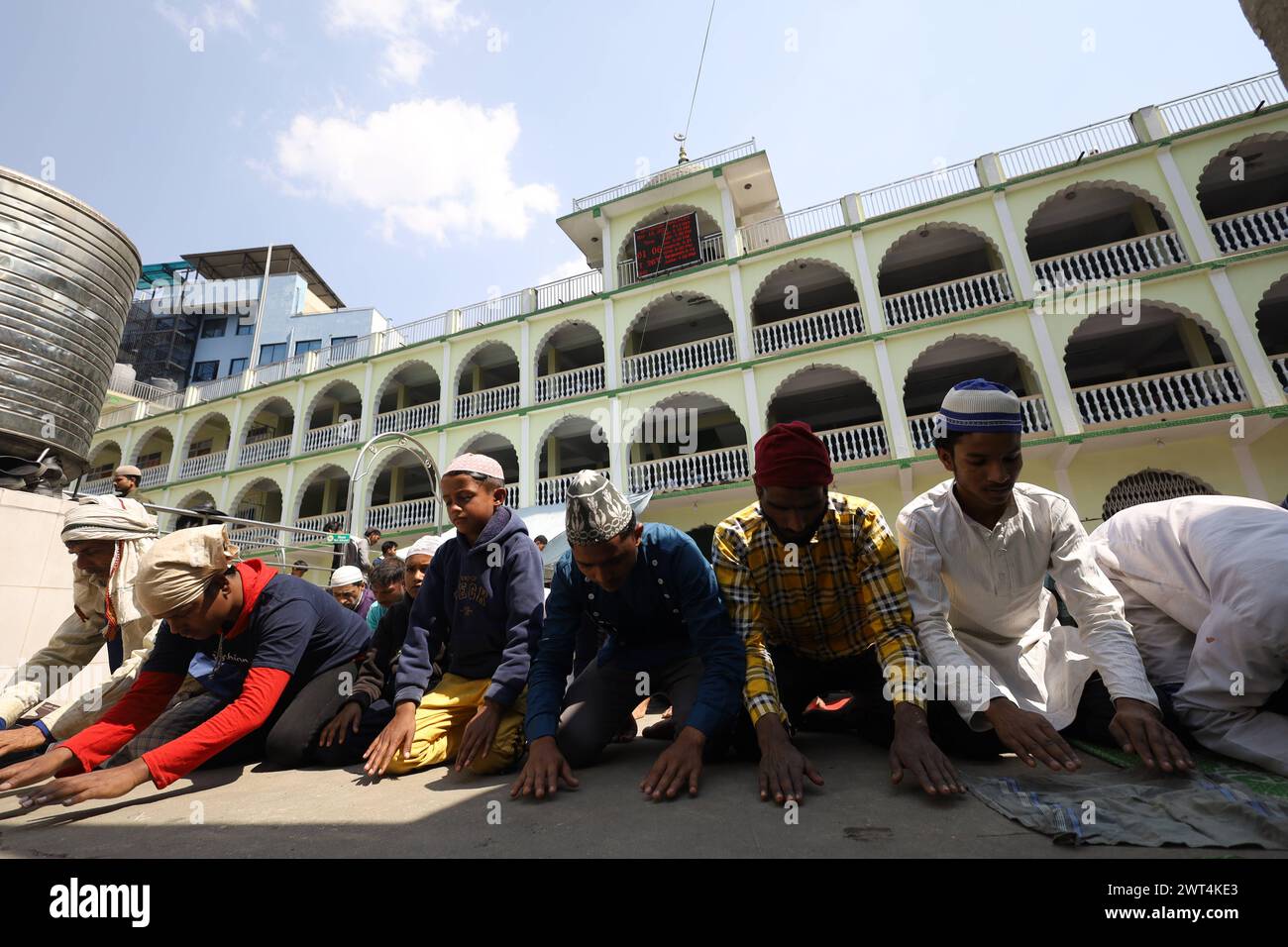 Primo venerdì Namaz del Ramadan in Nepal i seguaci dell'Islam nepalese prendono parte alla Namaz in una moschea nella capitale Kathmandu il primo venerdì del mese santo del Ramadan il 15 marzo 2024. Ramadan, il nono mese del calendario musulmano è uno dei momenti più sacri in quanto si crede che il Corano sia sceso in terra dal cielo per la prima volta. Il Sacro Corano è considerato come una guida per uomini e donne, una dichiarazione di direzione e un mezzo di salvezza. Per un mese, i musulmani osservano un digiuno rigoroso dall'alba al tramonto. Secondo la religione, il digiuno è un atto privato di culto brin Foto Stock