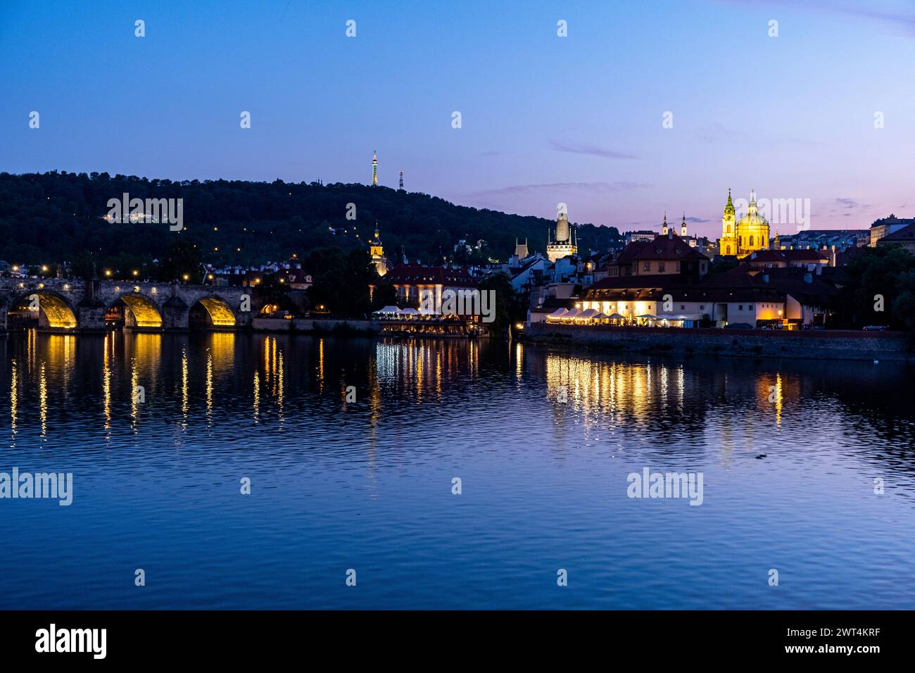 Vista panoramica del fiume Moldavia al tramonto estivo. Praga, Repubblica Ceca. Foto Stock