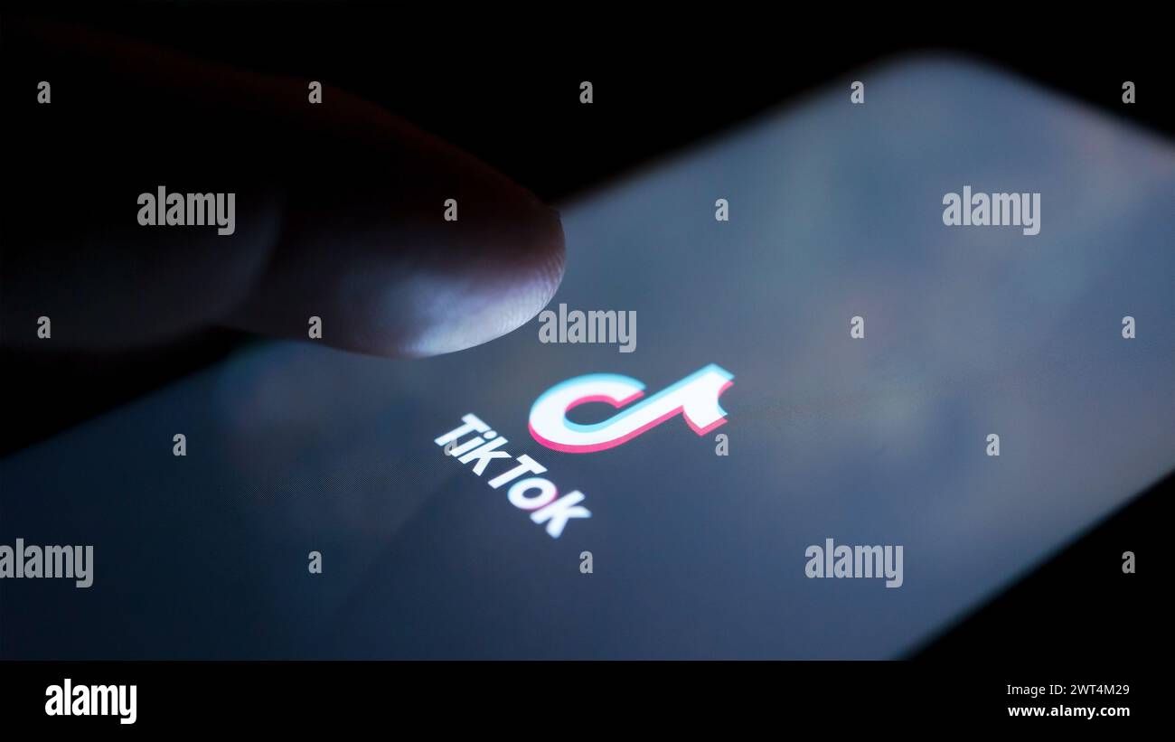 Dobrich, Bulgaria - 15 marzo 2024: Macro shot di una persona che utilizza la piattaforma di social media TikTok su un telefono cellulare. Foto editoriale illustrativa. Foto Stock