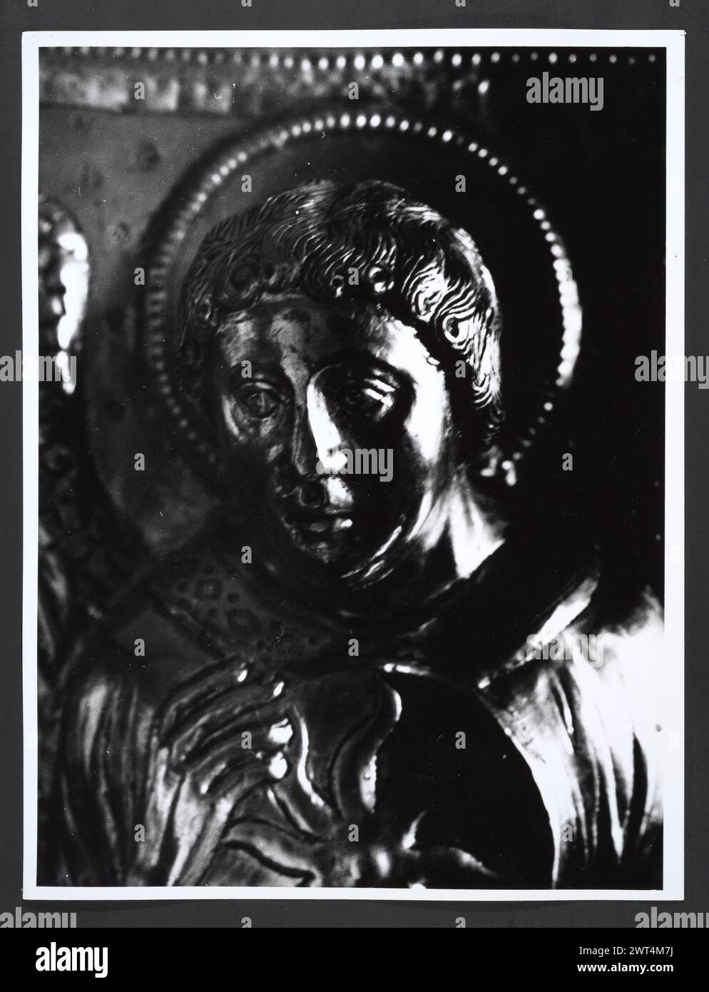 Lazio Frosinone Veroli S. Andrea Apostolo, Cattedrale 1. Hutzel, Max 1960-1990 vedute di oggetti in metallo ospitati nel Tesoro di S. Andrea Apostolo, tra cui busti, reliquiari, croci, polittico, scatole. Antichità: Scultura a rilievo; busti Note generali: Il Museo, che contiene il Tesoro, si trova nell'ultima cappella della navata destra. Tredici vedute di sculture (non metalliche) dal Museo sono stati assegnati numeri alla fine della sequenza del Tesoro, ma non ci sono negativi corrispondenti a queste stampe, né ci sono prove autorevoli che questi oggetti siano ospitati nel Museo della Cattedrale. GE Foto Stock