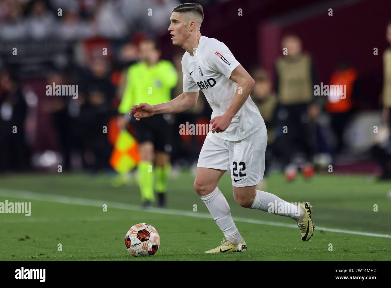 Roland Sallai dell'SC Freiburg sul pallone durante la partita della UEFA Europa League Round of 16 tra il West Ham United e il SC Freiburg allo Stadio di Londra, Stratford, giovedì 14 marzo 2024. (Foto: Tom West | mi News) crediti: MI News & Sport /Alamy Live News Foto Stock