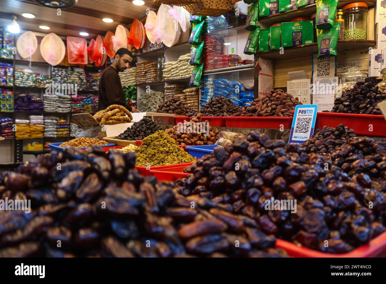 Srinagar, India. 15 marzo 2024. 15 marzo 2024, Srinagar, India : Un venditore di Kashmiri vende date il primo venerdì del Ramadan a Srinagar. I musulmani di tutto il mondo stanno segnando il mese sacro del Ramadan, quando i fedeli digiunano dall'alba al tramonto. Il 15 marzo 2024, Srinagar, India. (Foto di Firdous Nazir/ credito: Eyepix Group/Alamy Live News Foto Stock