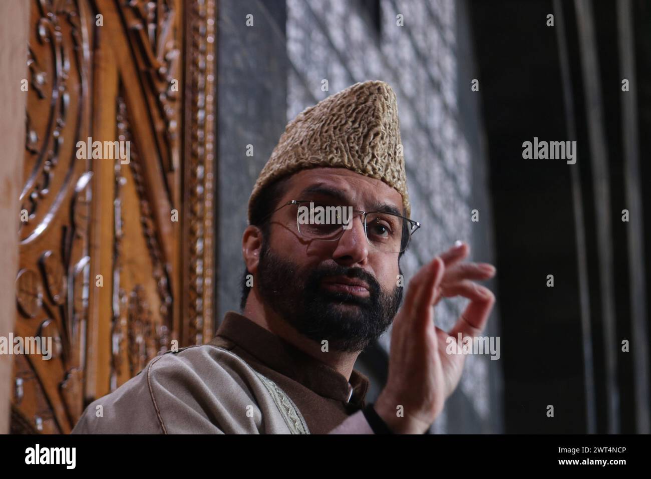 Srinagar, India. 15 marzo 2024. 15 marzo 2024, Srinagar, India : il capo Clerico Mirwaiz Umar Farooq consegna i sermoni del venerdì il primo venerdì del Ramadan a Srinagar. I musulmani di tutto il mondo stanno segnando il mese sacro del Ramadan, quando i fedeli digiunano dall'alba al tramonto. Il 15 marzo 2024, Srinagar, India. (Foto di Firdous Nazir/ credito: Eyepix Group/Alamy Live News Foto Stock