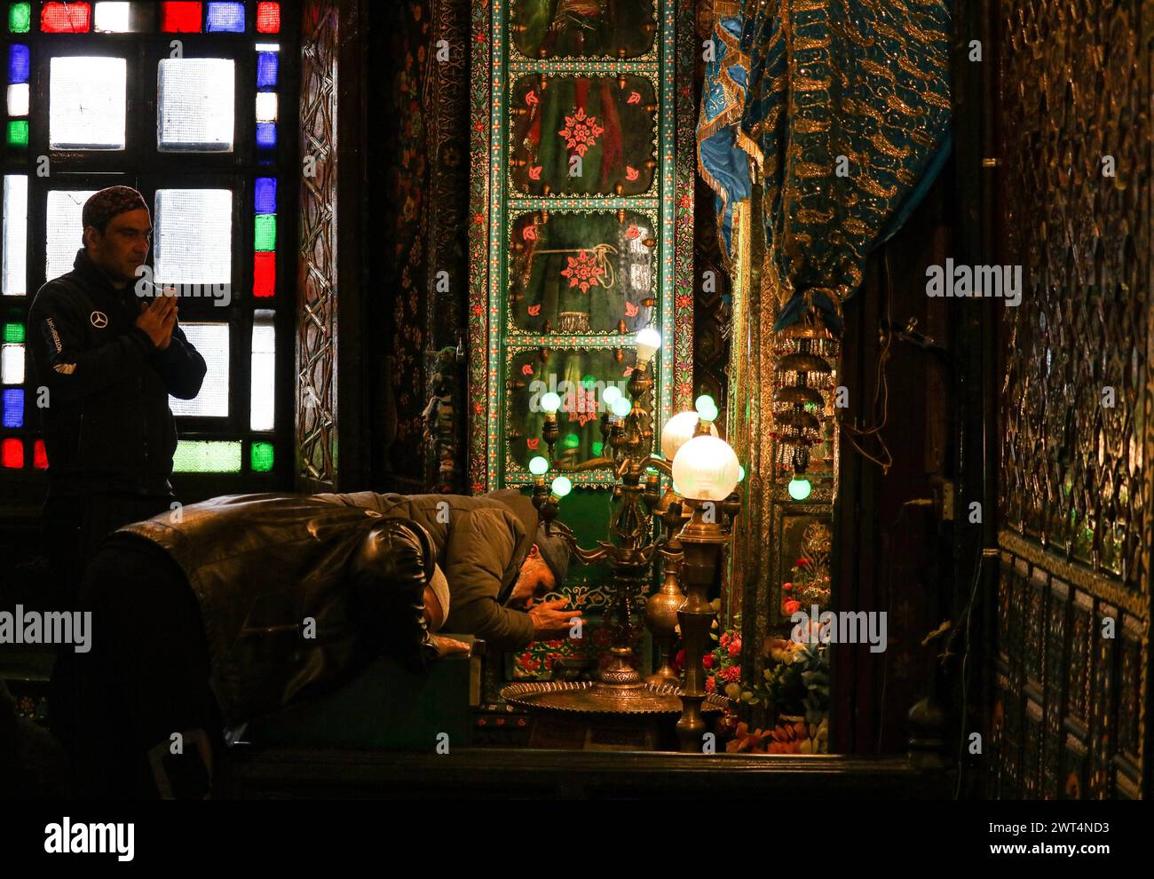 Srinagar, India. 15 marzo 2024. 15 marzo 2024, Srinagar, India : i musulmani kashmiri pregano all'interno di un santuario il primo venerdì del Ramadan a Srinagar. I musulmani di tutto il mondo stanno segnando il mese sacro del Ramadan, quando i fedeli digiunano dall'alba al tramonto. Il 15 marzo 2024, Srinagar, India. (Foto di Firdous Nazir/ credito: Eyepix Group/Alamy Live News Foto Stock