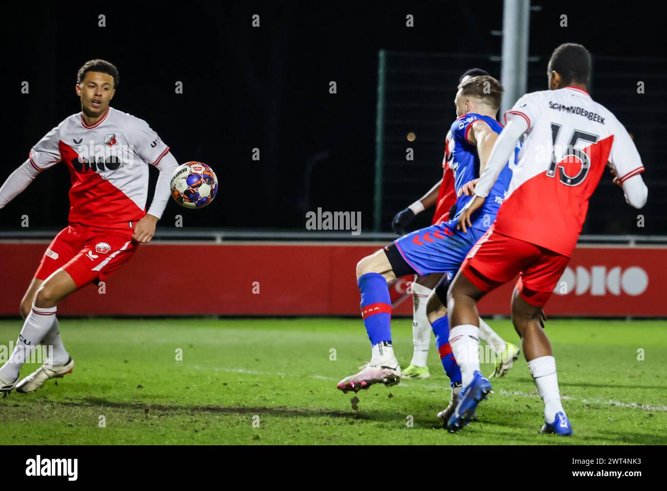 Utrecht, Paesi Bassi. 15 marzo 2024. UTRECHT, 15-03-2024, Zoudenbalch, Keuken Kampioen Divisie, calcio olandese, stagione 2023/2024, durante la partita Jong Utrecht - Emmen, il giocatore dell'Emmen Mike te Wierik segna 2-2 crediti: Pro Shots/Alamy Live News Foto Stock