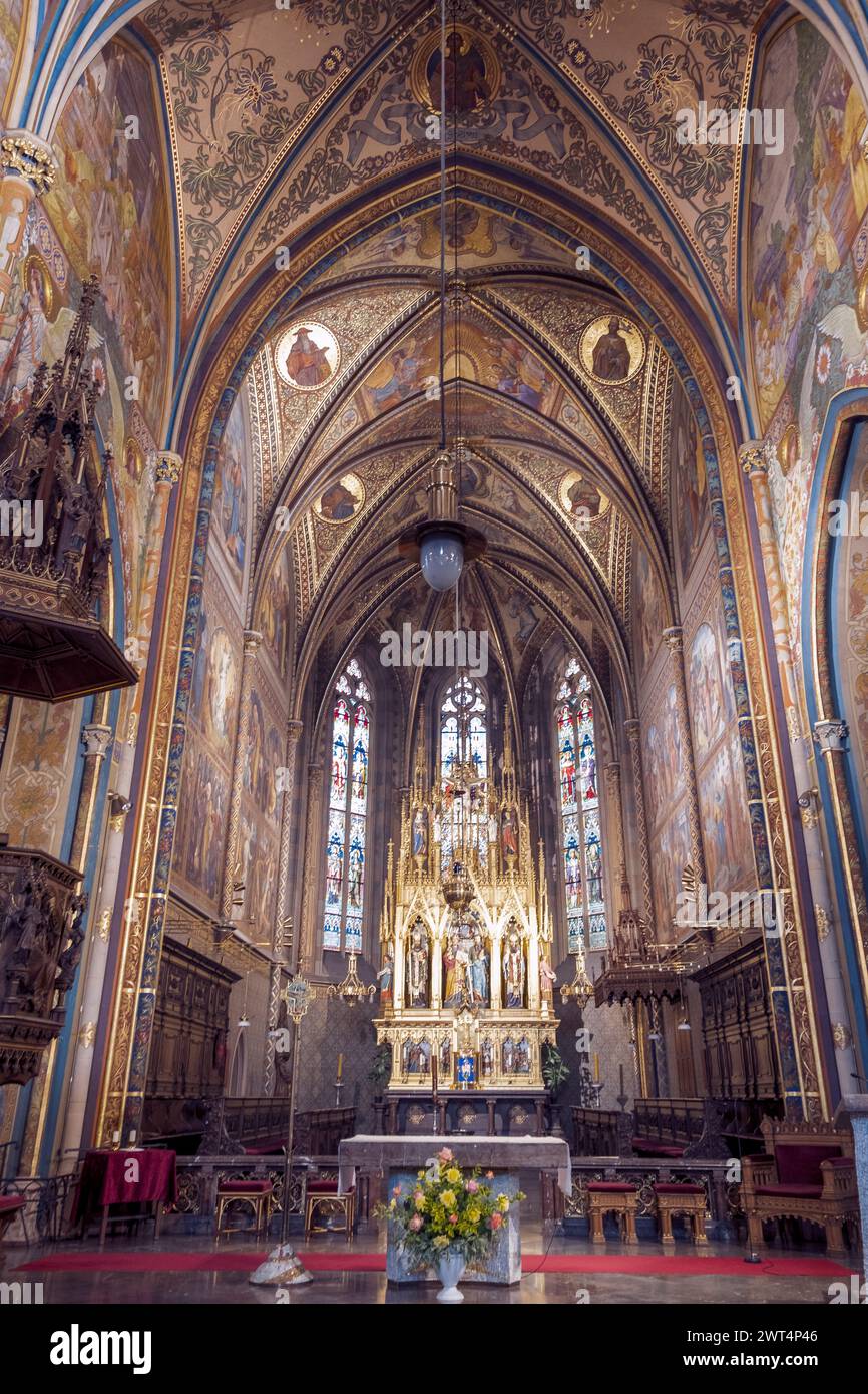 Maestosi affreschi adornano i soffitti a volta di una cattedrale gotica. Praga, Repubblica Ceca Foto Stock