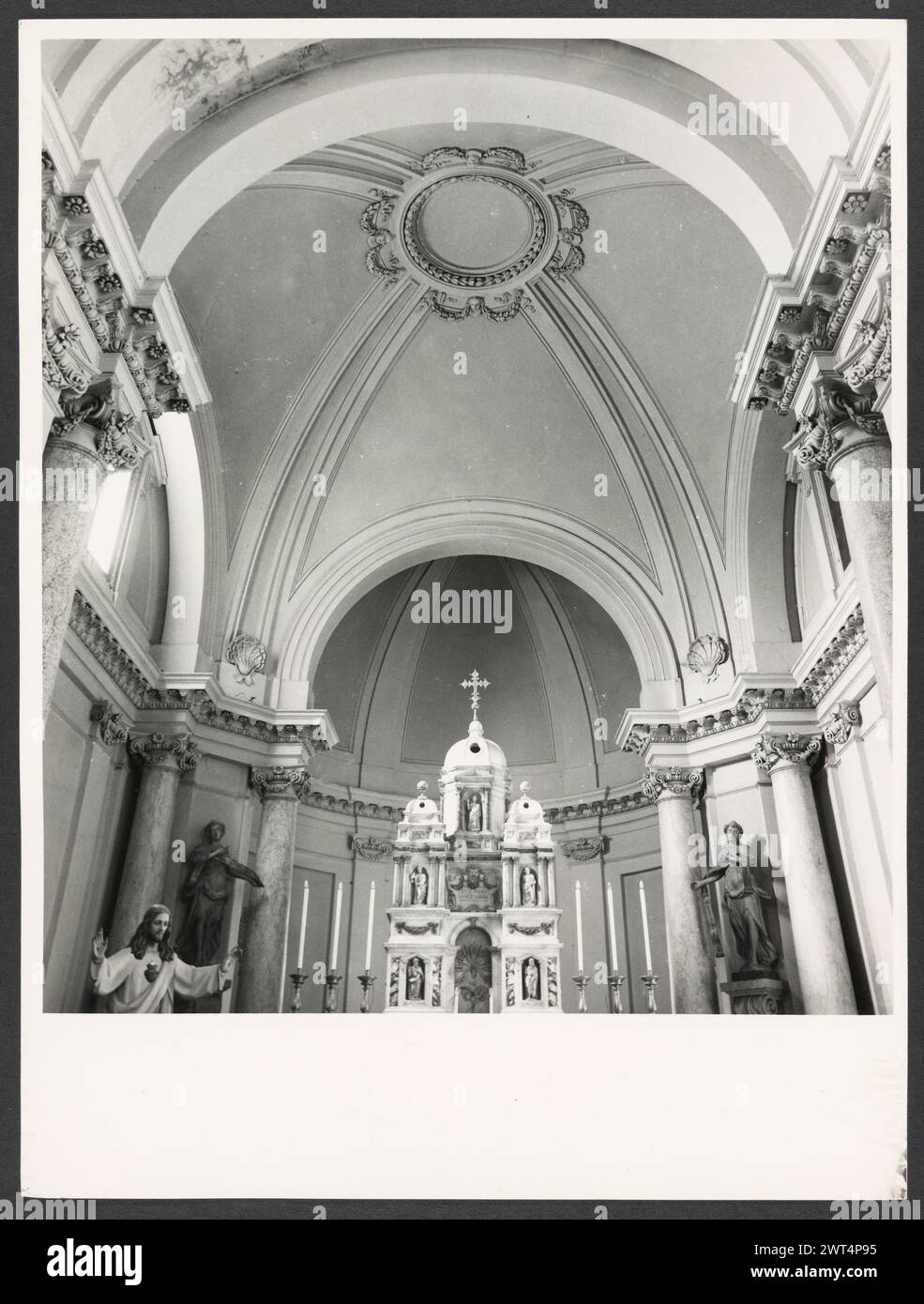 Umbria Perugia Spello S. Lorenzo1. Hutzel, Max 1960-1990 S. Lorenzo (1120) sorge sul sito dell'ex S. Ercolano. Vista esterna del portale (XIII secolo) e della facciata (rimodellata nel 1540). Le vedute interne si concentrano sulla pittura e la scultura (XV-XVIII secolo): Intarsia di marmo fonte battesimale (1607); baldacchino dell'altare maggiore (un'imitazione di quella di San Pietro, Roma); coro in legno di intarsia; armadio e cassa in legno nella Sacrestia con la figura intarsiata di Mosè, Noè e Zaccaria; pulpito in legno con bassorilievi del Martirio di S. Lorenzo; affreschi nella C neoclassica Foto Stock