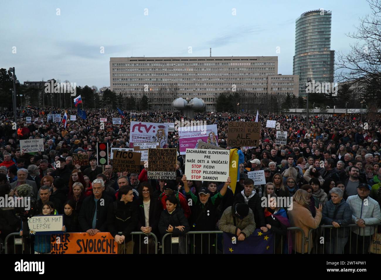 Bratislava, Slovacchia. 15 marzo 2024. I manifestanti tengono cartelli che esprimono la loro opinione durante la manifestazione. Diverse migliaia di persone si sono riunite nella capitale slovacca Bratislava per protestare contro il governo slovacco, la politica estera governativa, la diminuzione del sostegno all'Ucraina, i recenti cambiamenti nell'ufficio giudiziario e le proposte di cambiamenti nella società di radiodiffusione pubblica radio e televisione della Slovacchia (RTVS). Una settimana prima del primo turno delle elezioni presidenziali in Slovacchia si sta svolgendo una protesta. (Foto di Tomas Tkacik/SOPA Images/Sipa USA) credito: SIPA USA/Alamy Live News Foto Stock