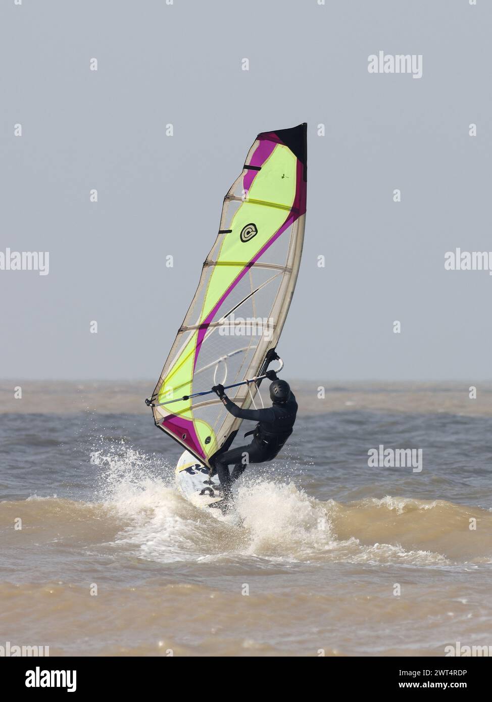 Windsurfer sulla costa settentrionale del Kent Foto Stock