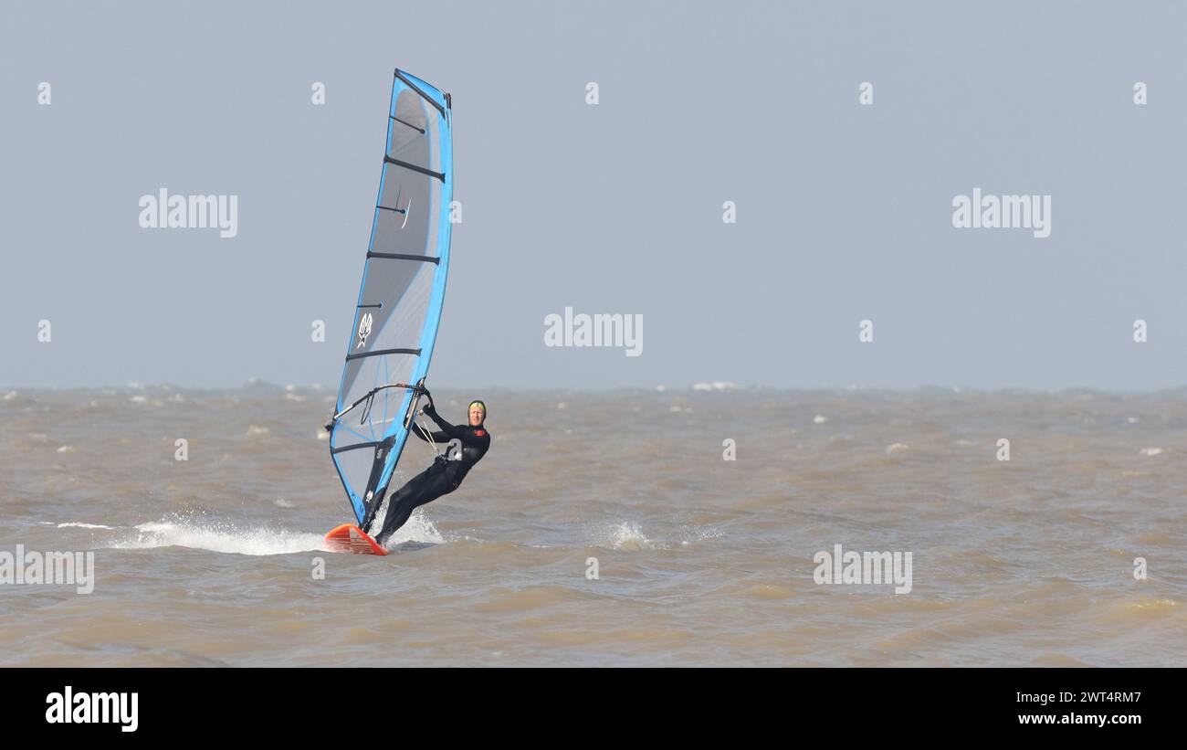 Windsurfer sulla costa settentrionale del Kent Foto Stock
