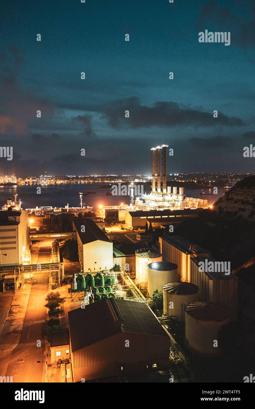Vista dello stabilimento industriale di notte. Malta Foto Stock