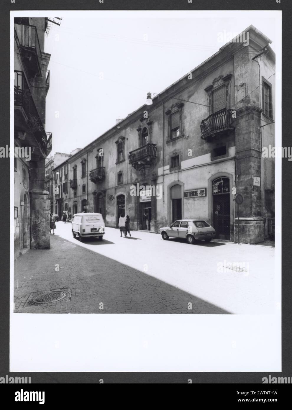 Centro storico Abruzzo Aquila Sulmona. Hutzel, Max 1960-1990 queste vedute di Sulmona mostrano i suoi vari stili architettonici dal XIII al XVII secolo. L'enfasi è posta su finestre, balconi e portali. La facciata, il cortile interno e il giardino sul tetto barocco del rinascimentale Palazzo Mazara (Palazzo Comunale) sono inclusi. Lapide romana con scena di caccia. Il fotografo e studioso tedesco Max Hutzel (1911-1988) fotografò in Italia dai primi anni '1960 fino alla sua morte. Il risultato di questo progetto, indicato da Hutzel come foto Arte minore, è una documentazione completa di ar Foto Stock