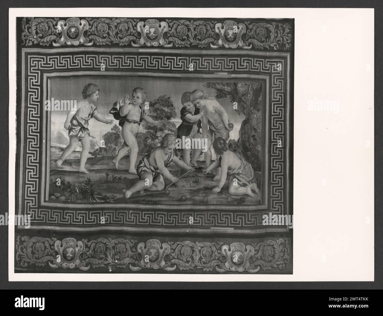 Lazio Roma Roma Palazzo Venezia, Museo. Hutzel, Max 1960-1990 Post-medievale: Collezione di arazzi nella "sala Regia" Note: Occupare le stanze dell'appartamento Balbo, dove Paolo II visse e riunì le sue collezioni. Arazzi tedeschi e francesi del XVI secolo, tutti prodotti a Bruxelles, e cinque arazzi italiani da Riviera su disegni di cartoni animati di Giov. Franco Romanelli nel 1637-42. Il fotografo e studioso tedesco Max Hutzel (1911-1988) fotografò in Italia dai primi anni '1960 fino alla sua morte. Il risultato di questo progetto, citato da Hutzel come foto Arte min Foto Stock