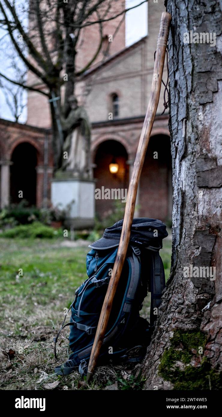 Berlino, Germania. 15 marzo 2024. Lo zaino e il personale del pellegrino si appoggiano contro un albero nell'atrio della chiesa di San Jacobi Pilgrim Center. Il pellegrinaggio serale dura circa 2,5 ore ed è completato principalmente in silenzio. Crediti: Britta Pedersen/dpa/Alamy Live News Foto Stock