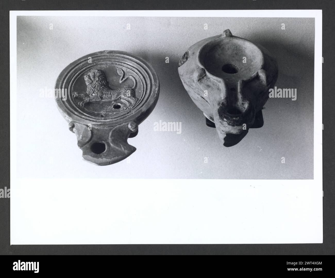 Abruzzo Chieti Chieti Museo Nazionale di Antichita4. Hutzel, Max 1960-1990 Vista esterna di parte dell'ex Villa Frigeri, che insieme ad un vicino palazzo, ospita il Museo Nazionale di Antichita. Viste anche dei giardini, della fontana (XVII secolo) e degli interni restaurati. Il cosiddetto "Guerriero di Capestrano" (V secolo a.C.) si trova nella collezione di antichità sotto uomini, giovani, Guerrieri--pietra--Etruschi, Italiani. Le vedute di Hutzel includono statue, monumenti funerari, busti ritratti e mosaici, molti dei quali sono stati scavati da Alba Fucens. Hutzel ha prestato particolare attenzione a t Foto Stock