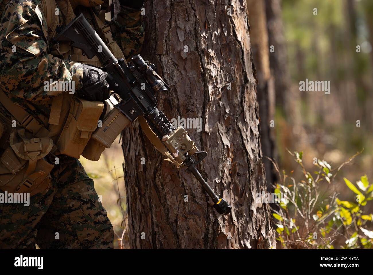 Un Marine degli Stati Uniti con Golf Company, 2nd Battalion, 23rd Marine Regiment, 4th Marine Division (MARDIV), Marine Forces Reserve, conduce una pattuglia come parte del 4th MARDIV Rifle Squad Competition on Marine Corps base (MCB) Camp Lejeune, North Carolina, 8 marzo 2024. L'evento di tre giorni ha testato i Marines attraverso una varietà di abilità di fanteria per determinare la squadra di fucili più efficace da combattimento all'interno del 4 ° MARDIV. Le strutture di addestramento MCB Camp Lejeune consentono ai combattenti di essere pronti oggi e prepararsi per la lotta di domani. (Foto del corpo dei Marines degli Stati Uniti di Antonino Mazzamuto) Foto Stock