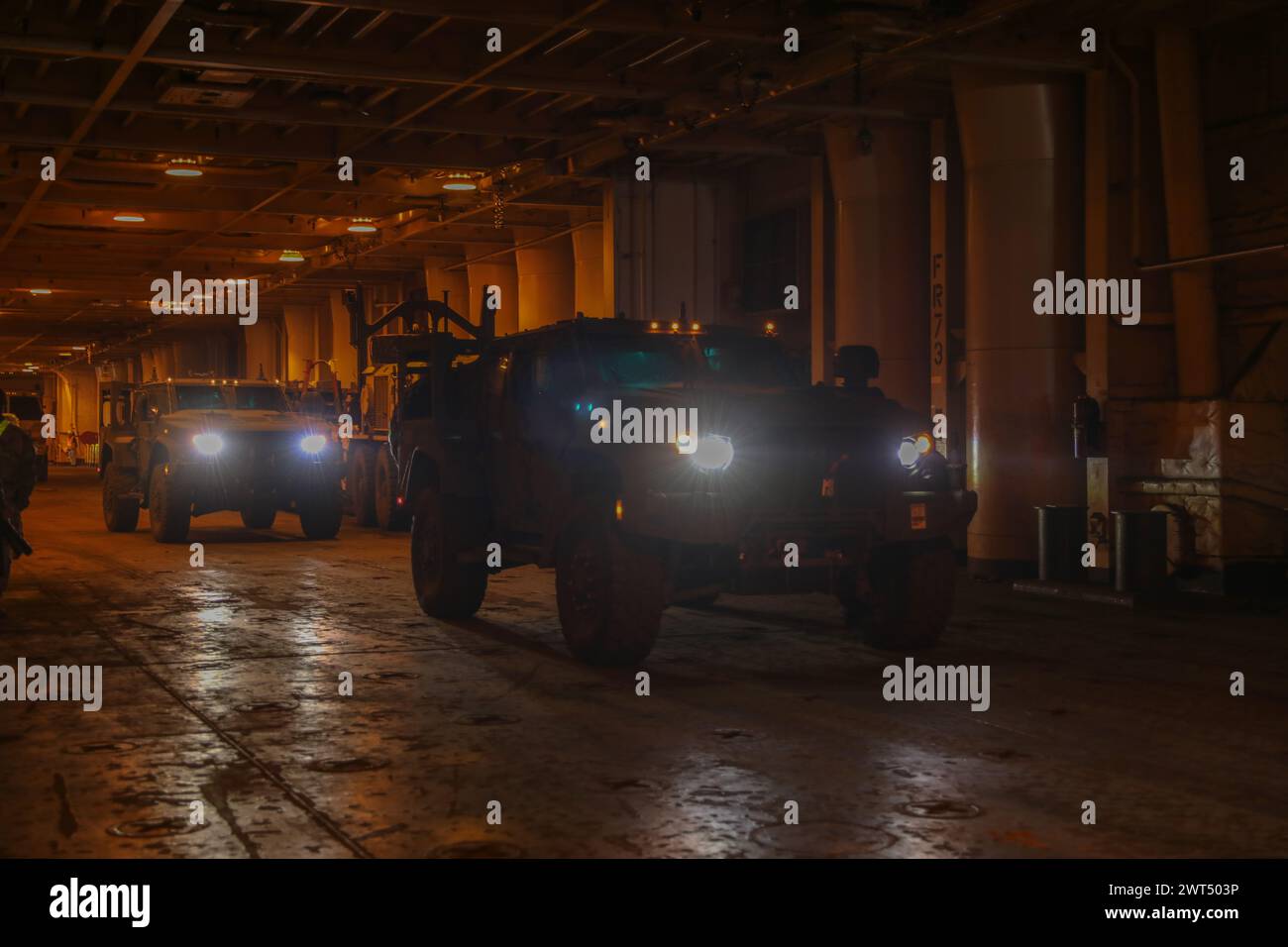 Mine Resistant Ambush ha protetto i veicoli All-Terrain dal 3rd Armored Brigade Combat Team, 4th Infantry Division prepararsi a scendere dalla nave cargo Leroy A. Mendonca al porto di Alexandroupolis, Grecia, 11 marzo 2024. Il personale degli Stati Uniti e della Grecia ha spostato circa 3.000 equipaggiamenti per il dispiegamento a rotazione del 3° ABCT in Europa per scoraggiare l'aggressione e assicurare gli alleati della NATO. Questa missione ha fatto la storia del sostegno, facilitando l'accoglienza, la messa in scena e il movimento della prima brigata "pesante" in Grecia. Foto Stock